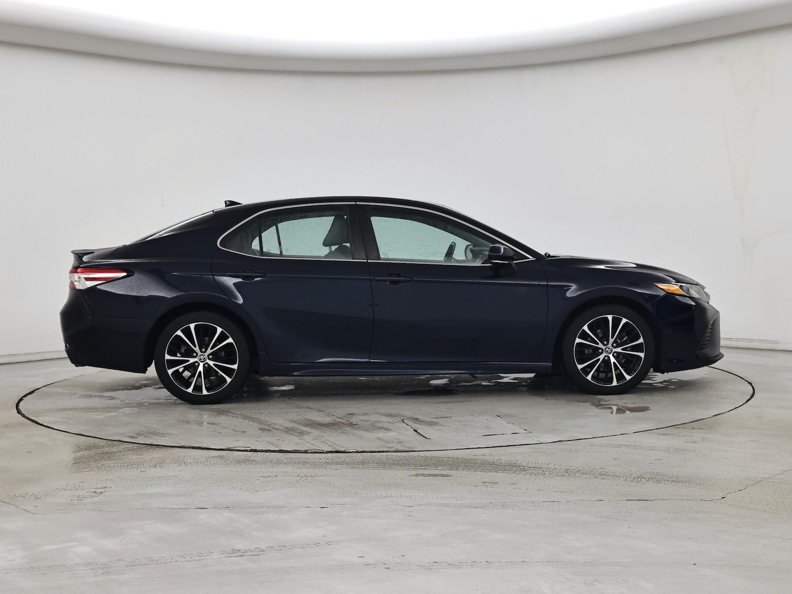 2020 Toyota Camry SE - Photo 8
