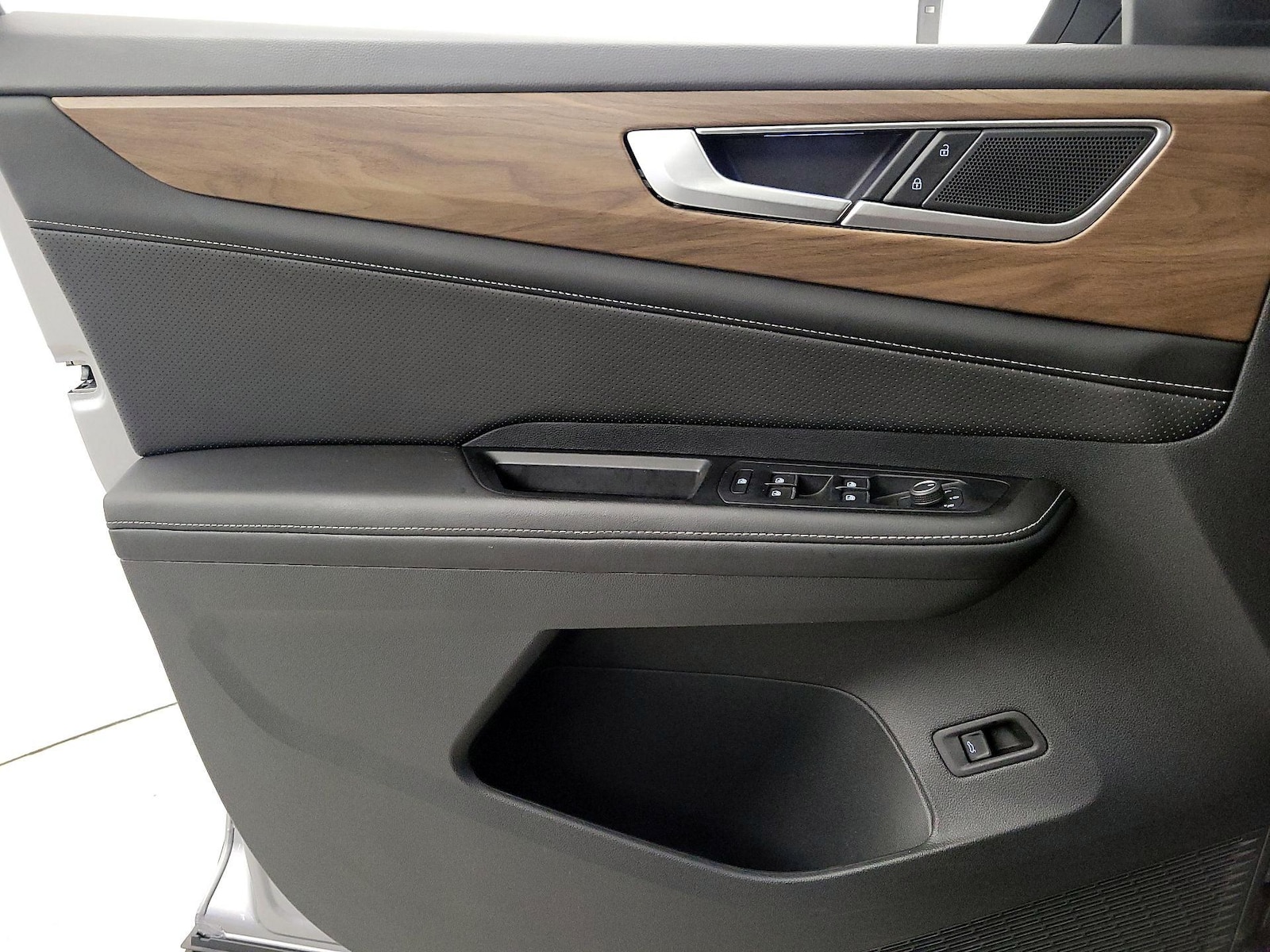 2024 Volkswagen Atlas SE w/Tech - Photo 13