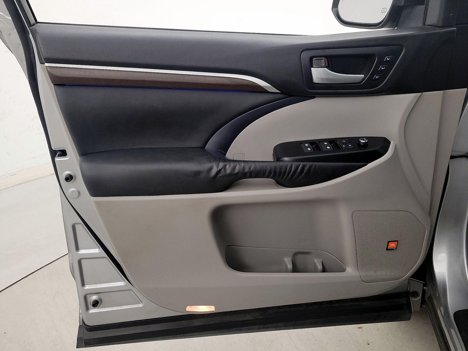 Thumbnail: 2015 Toyota Highlander - 12