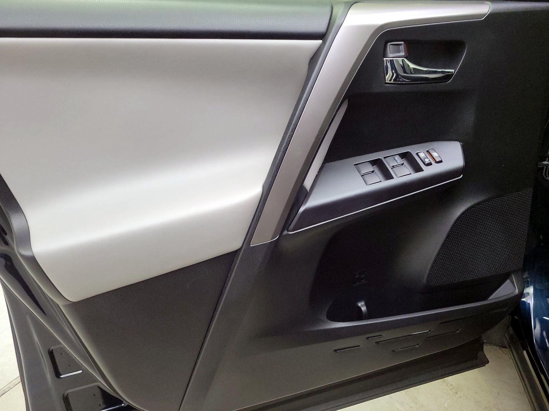 Thumbnail: 2018 Toyota RAV4 - 12