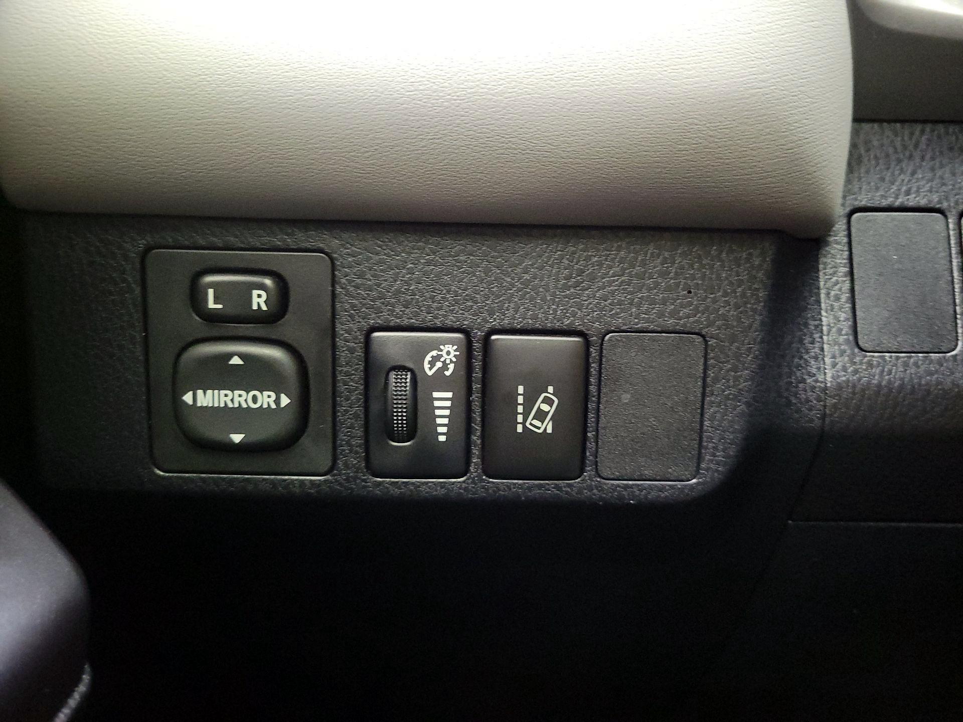 Thumbnail: 2018 Toyota RAV4 - 13