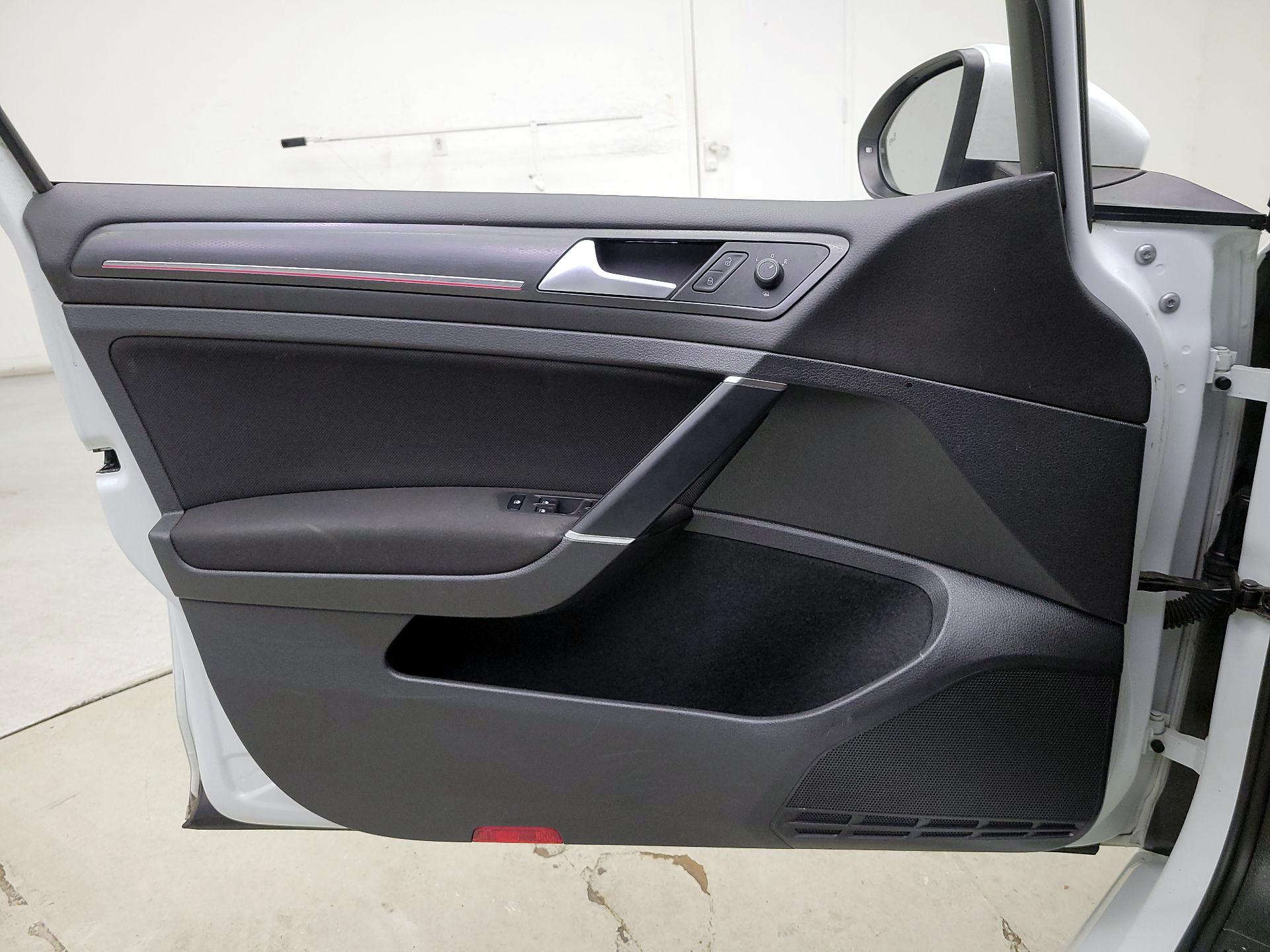 Thumbnail: 2020 Volkswagen Golf - 12