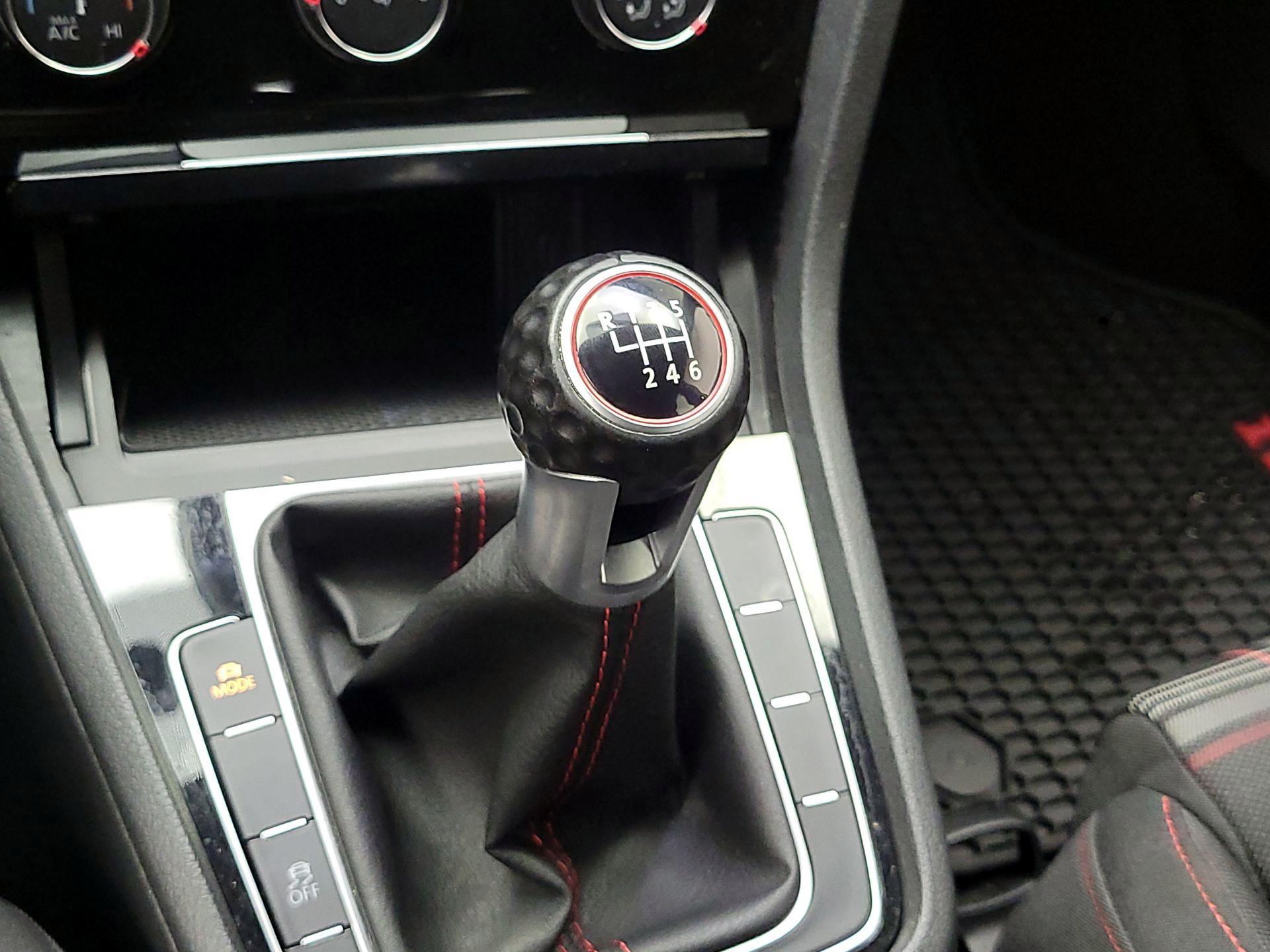 Thumbnail: 2020 Volkswagen Golf - 17