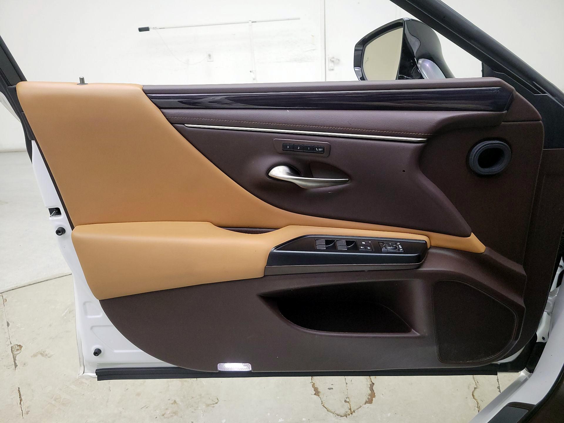 Thumbnail: 2020 Lexus ES - 12