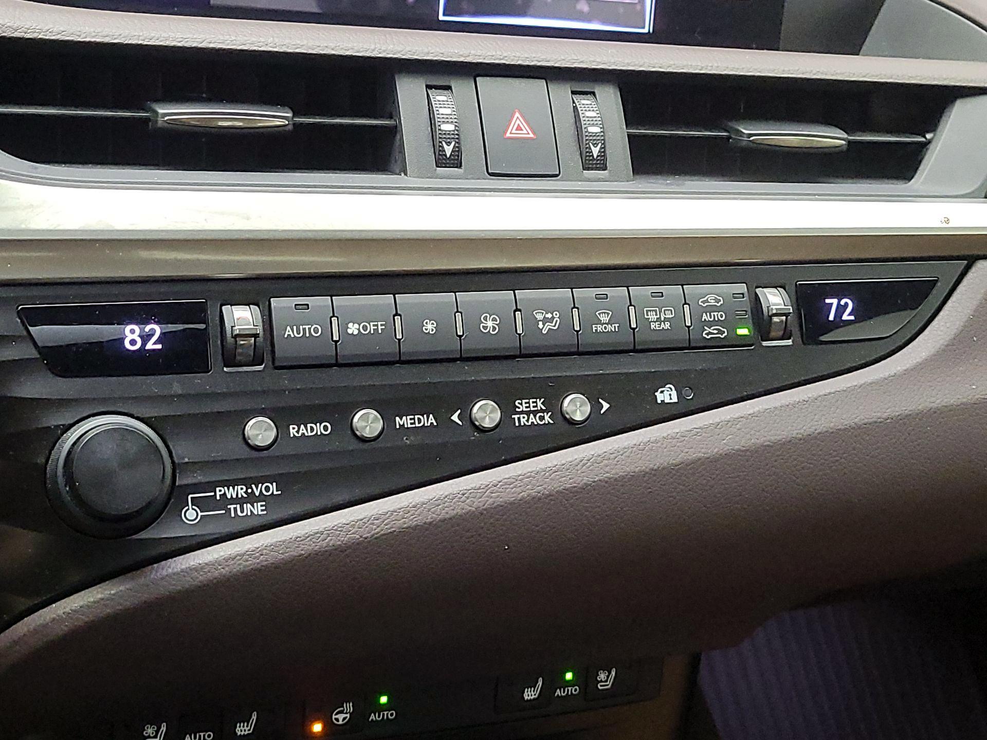 Thumbnail: 2020 Lexus ES - 16