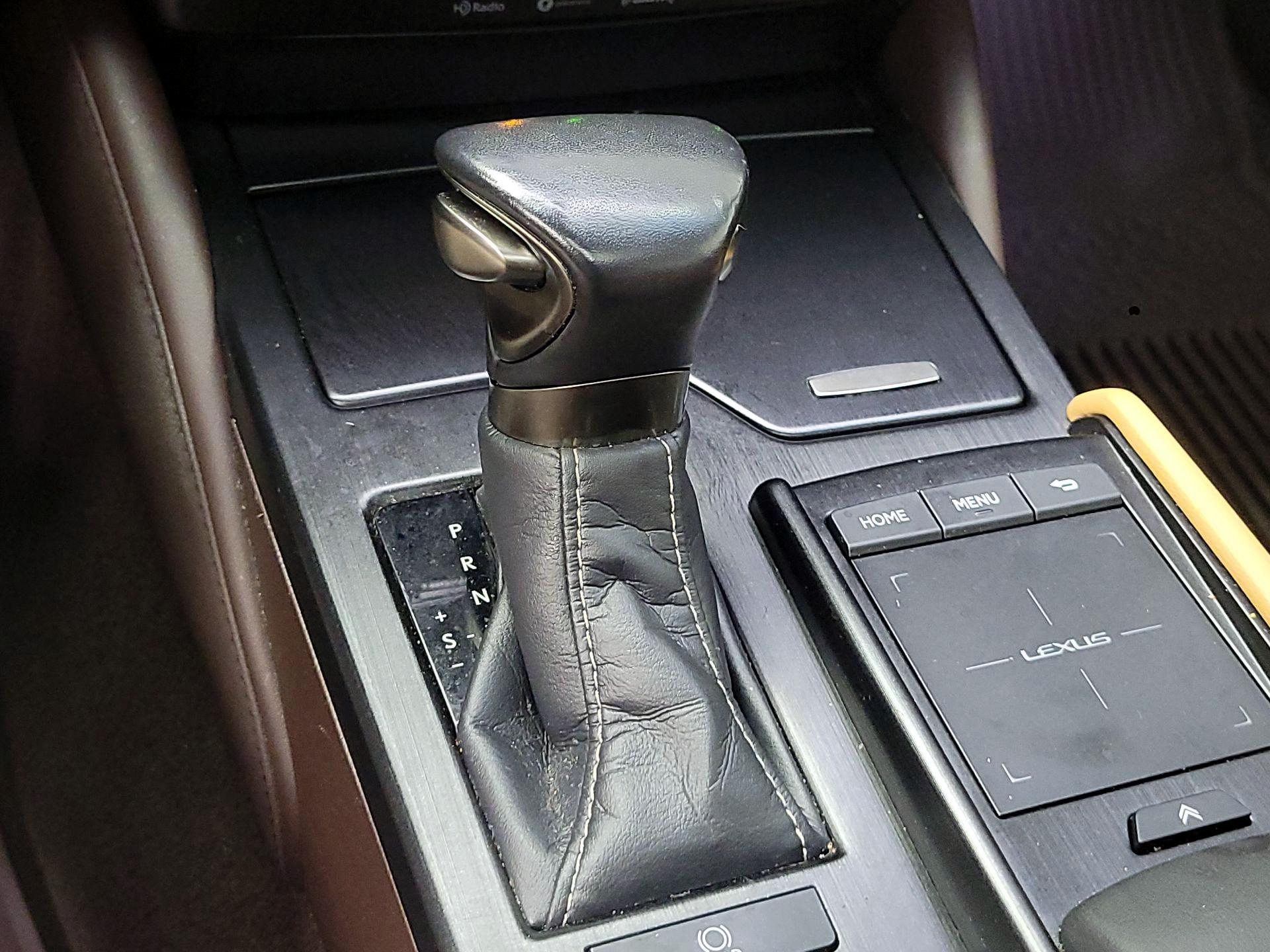 Thumbnail: 2020 Lexus ES - 17