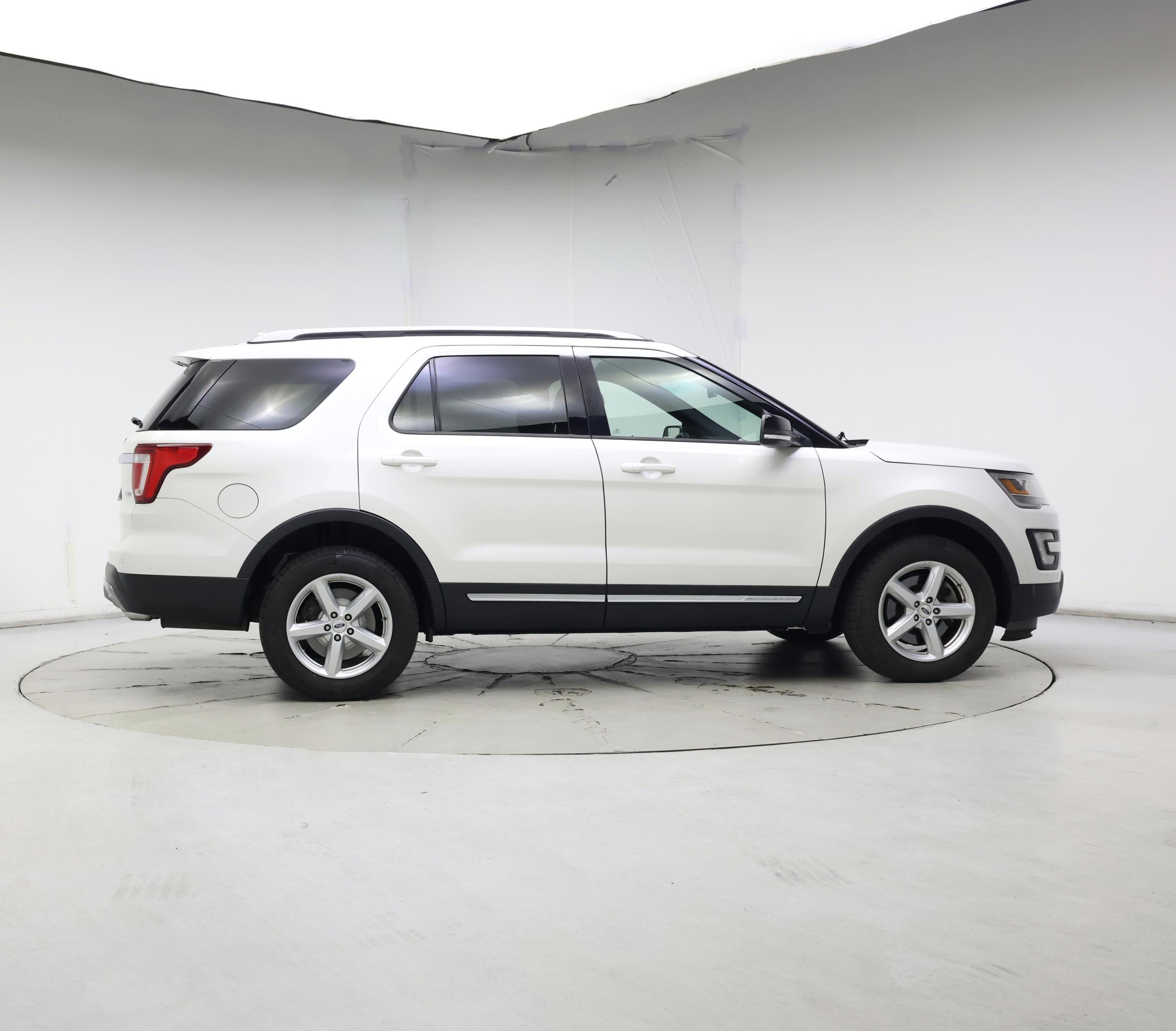 Thumbnail: 2016 Ford Explorer - 7