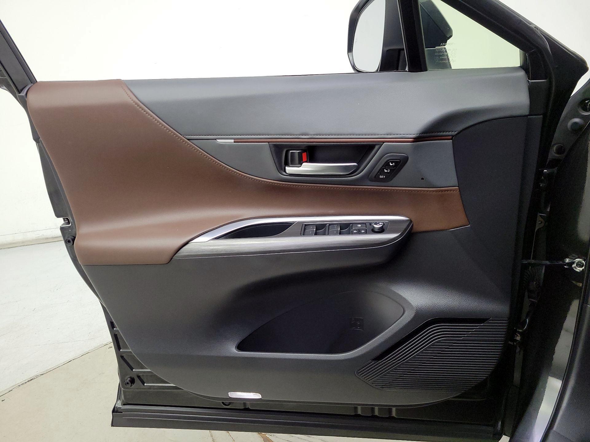 Thumbnail: 2021 Toyota Venza - 12