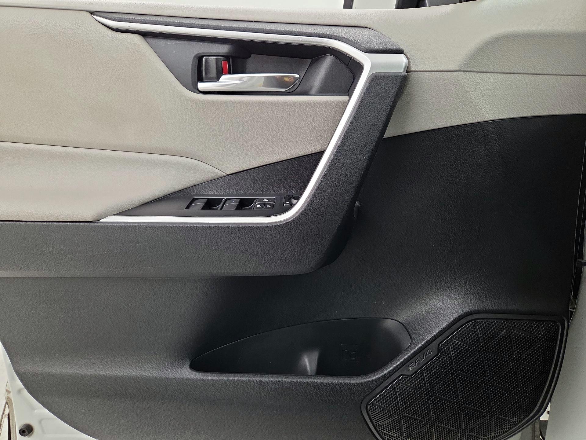 Thumbnail: 2020 Toyota RAV4 - 12