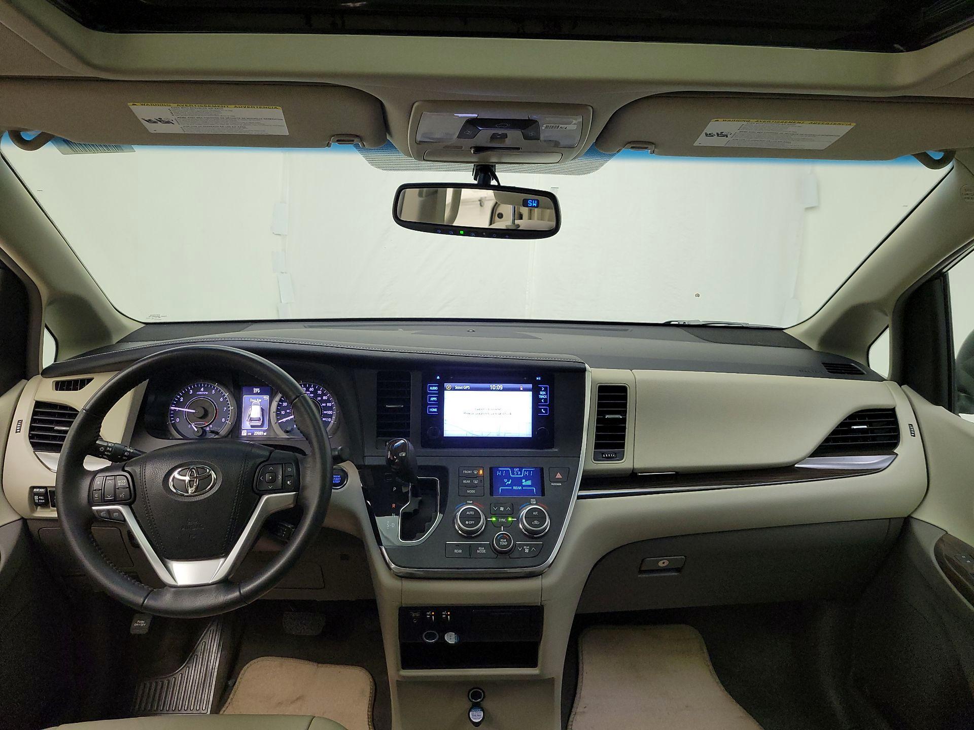 Thumbnail: 2017 Toyota Sienna - 9