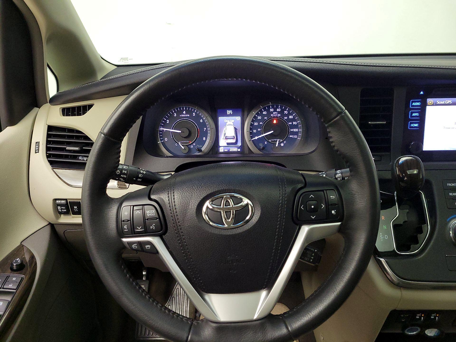 Thumbnail: 2017 Toyota Sienna - 10