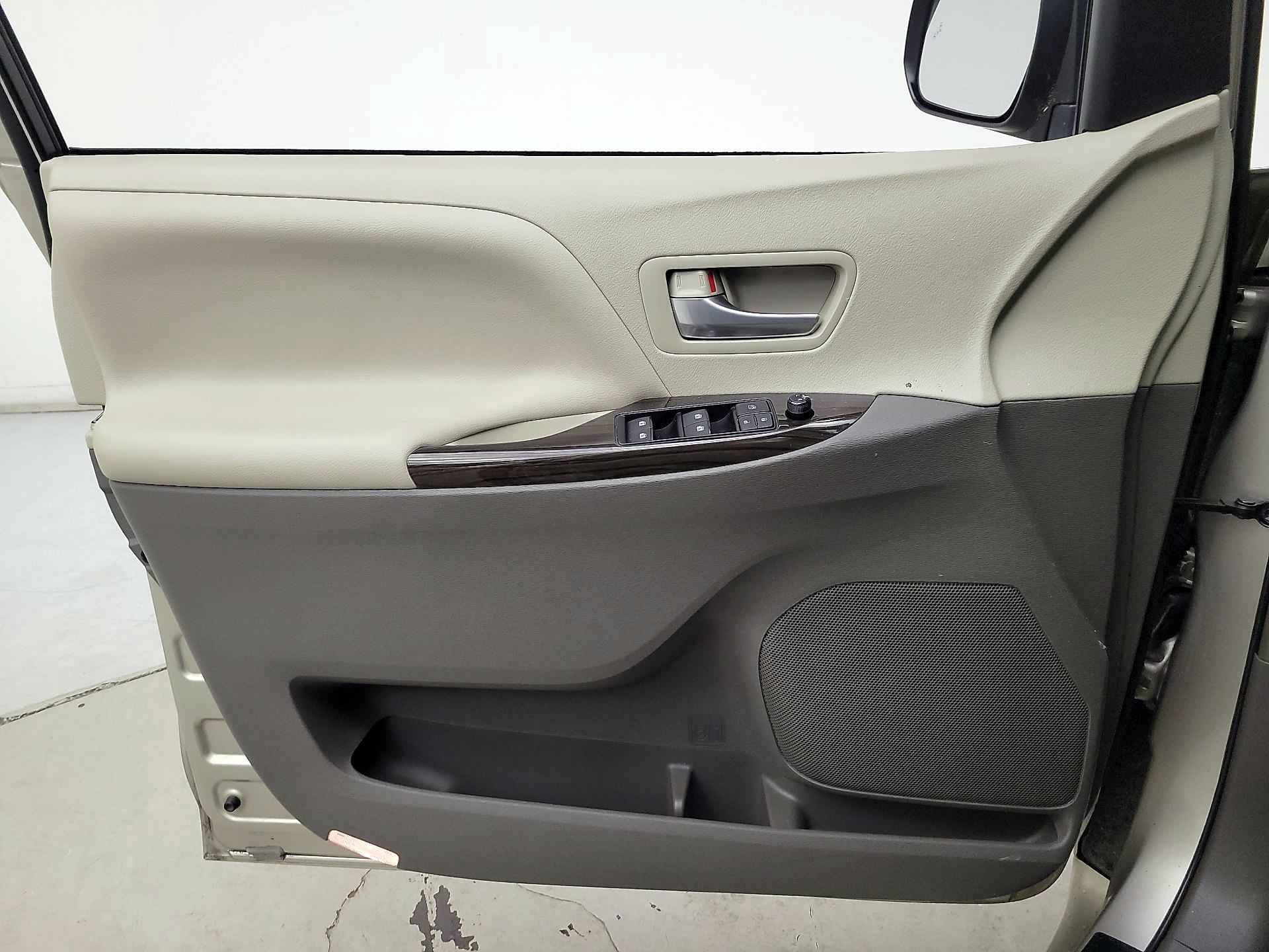 Thumbnail: 2017 Toyota Sienna - 12