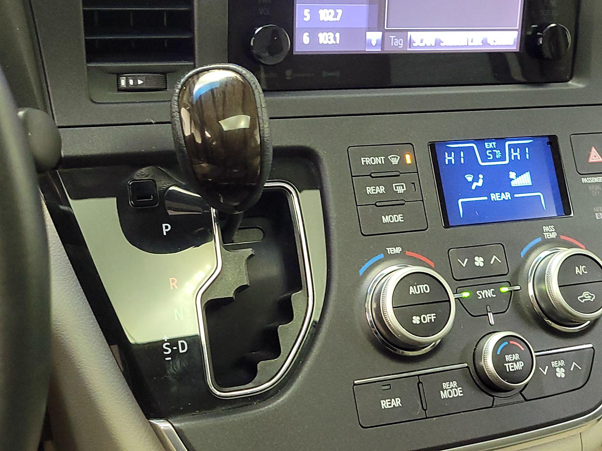 Thumbnail: 2017 Toyota Sienna - 17