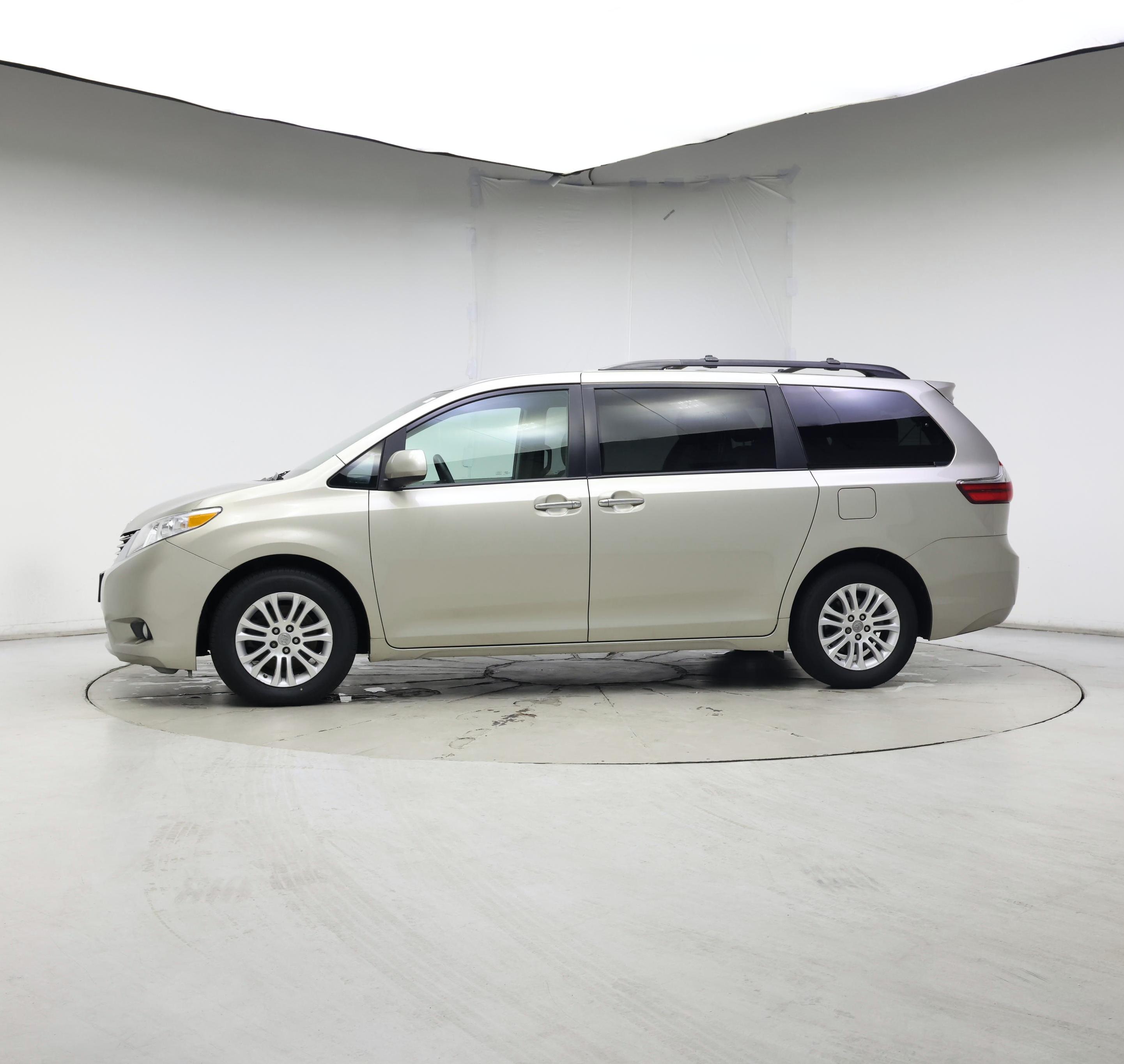Thumbnail: 2017 Toyota Sienna - 3