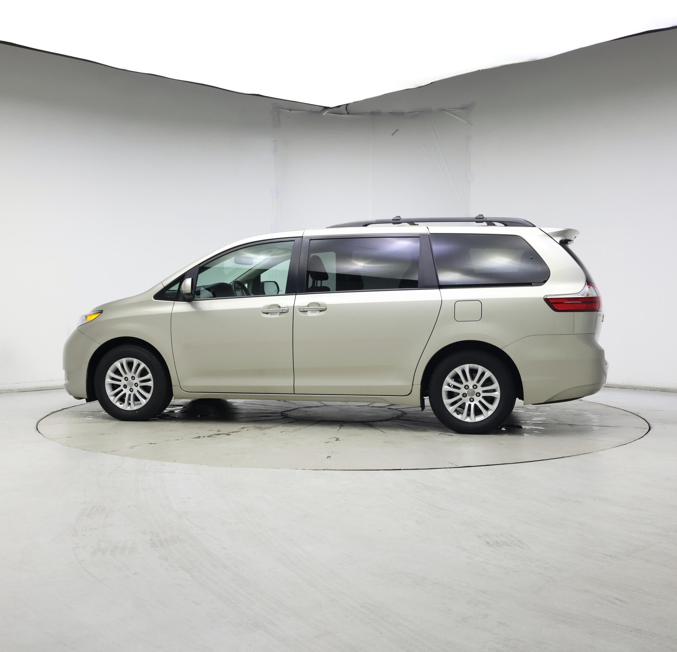 Thumbnail: 2017 Toyota Sienna - 8