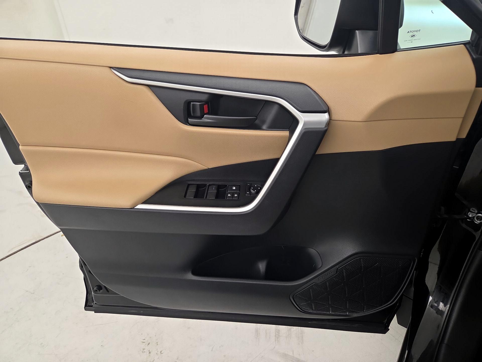 Thumbnail: 2019 Toyota RAV4 - 12