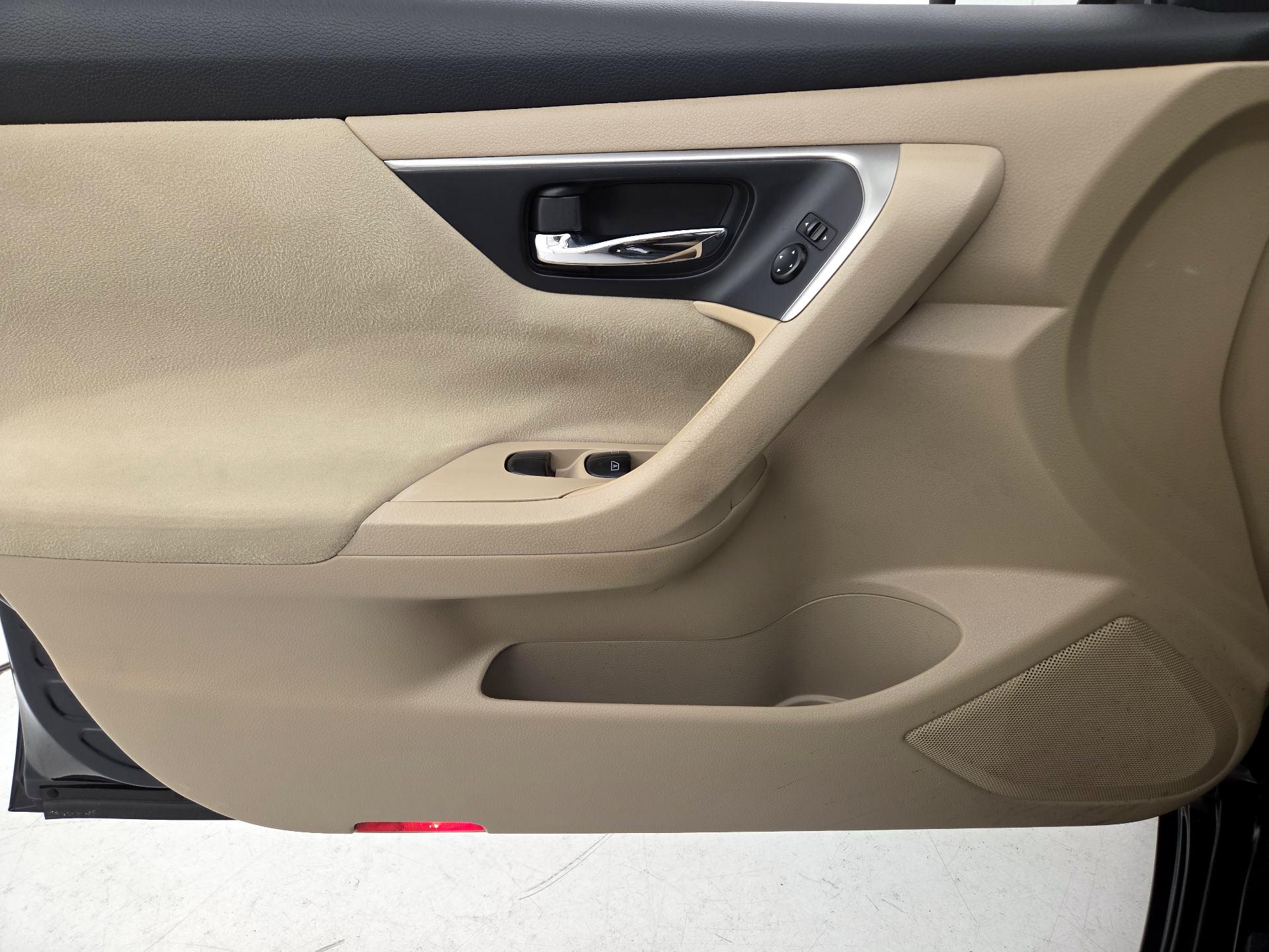 Thumbnail: 2015 Nissan Altima - 12