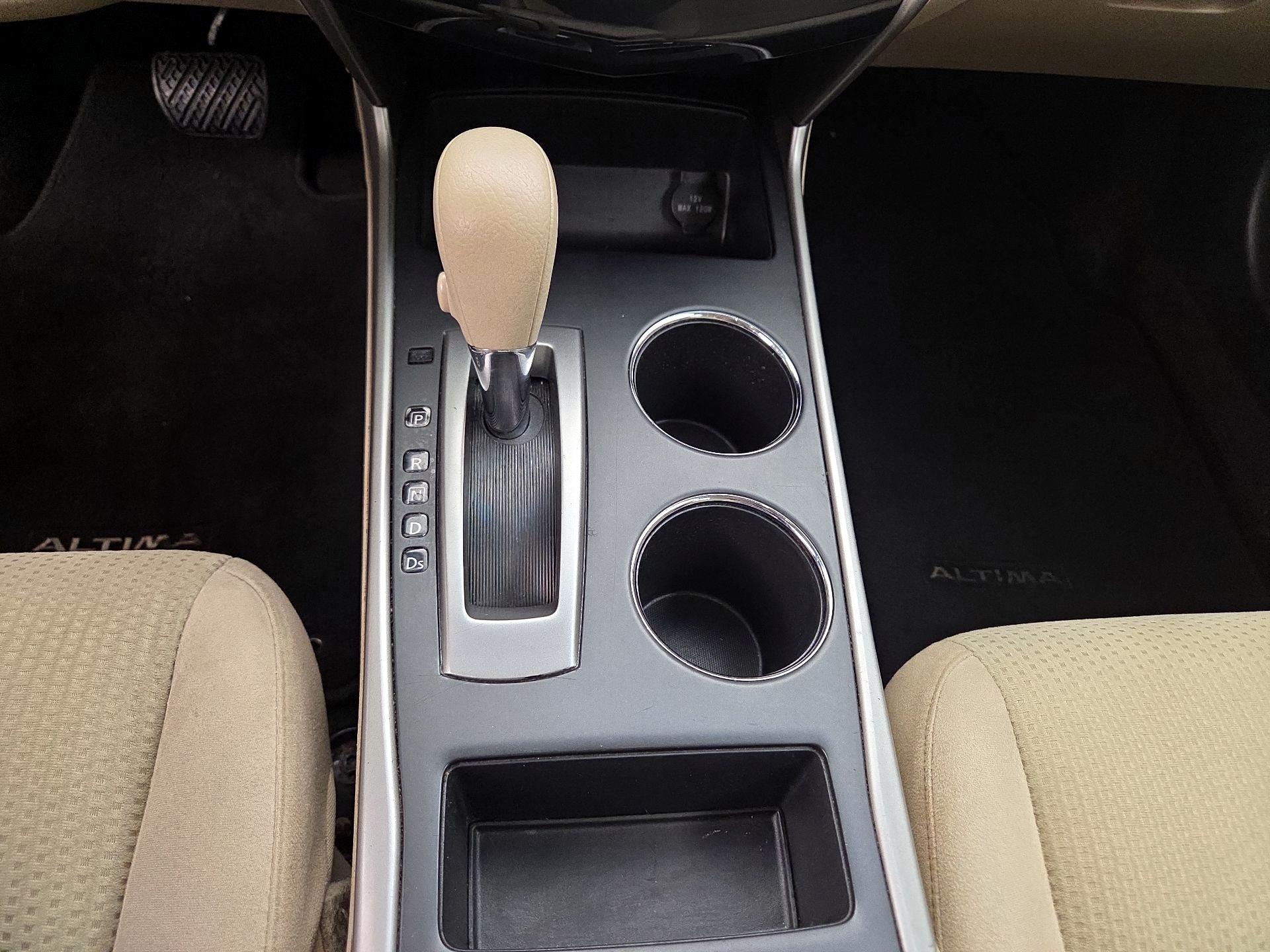 Thumbnail: 2015 Nissan Altima - 17