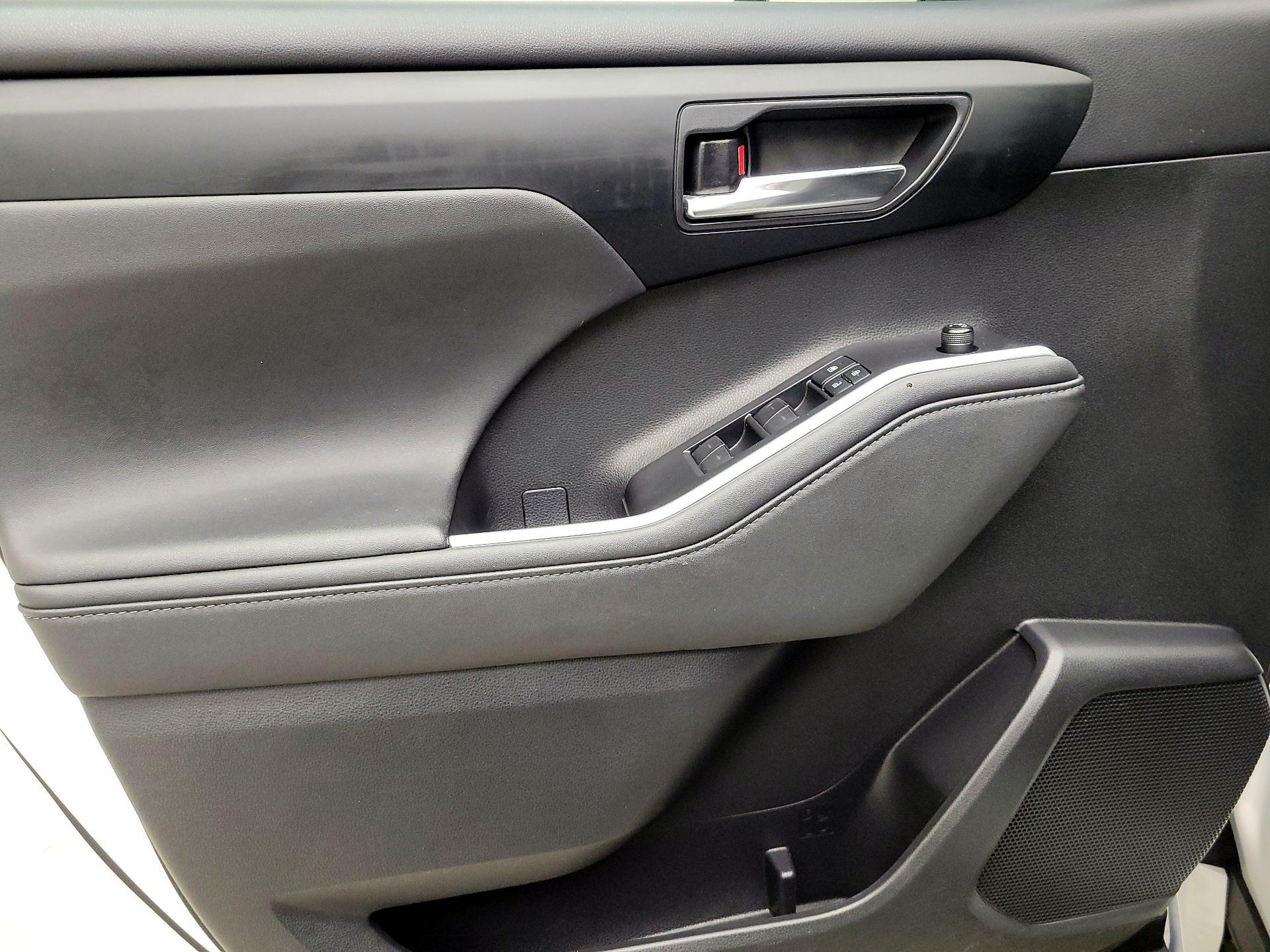 Thumbnail: 2020 Toyota Highlander - 12