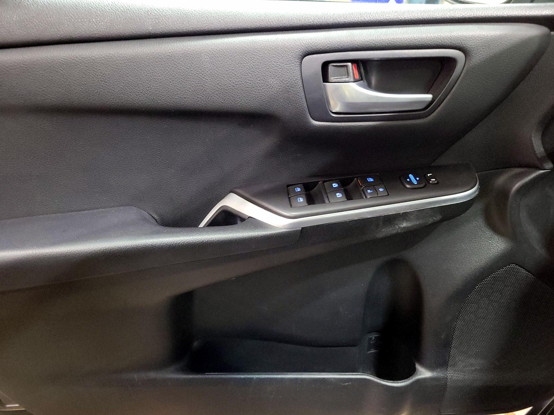 Thumbnail: 2015 Toyota Camry - 12