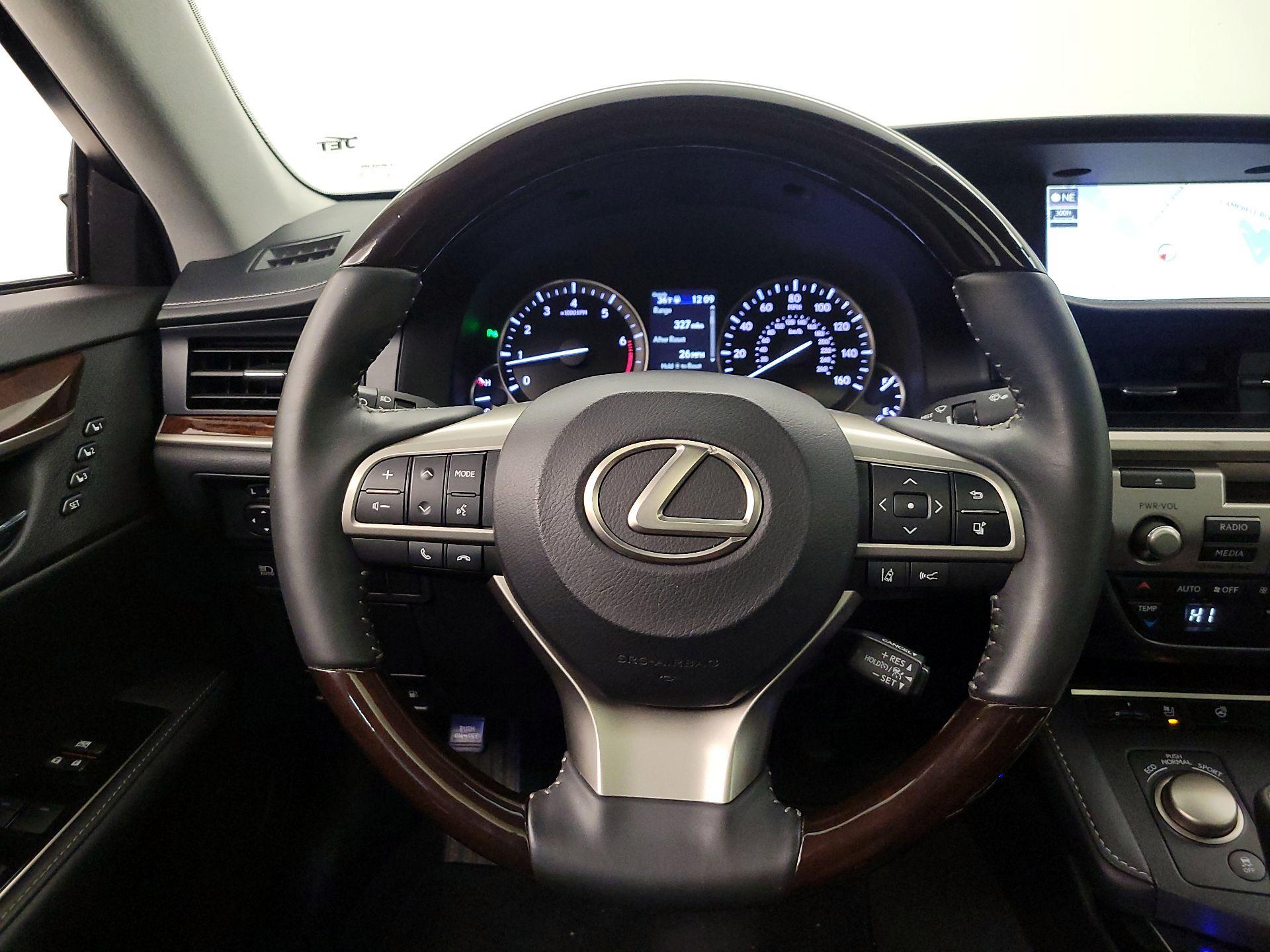Thumbnail: 2017 Lexus ES - 10