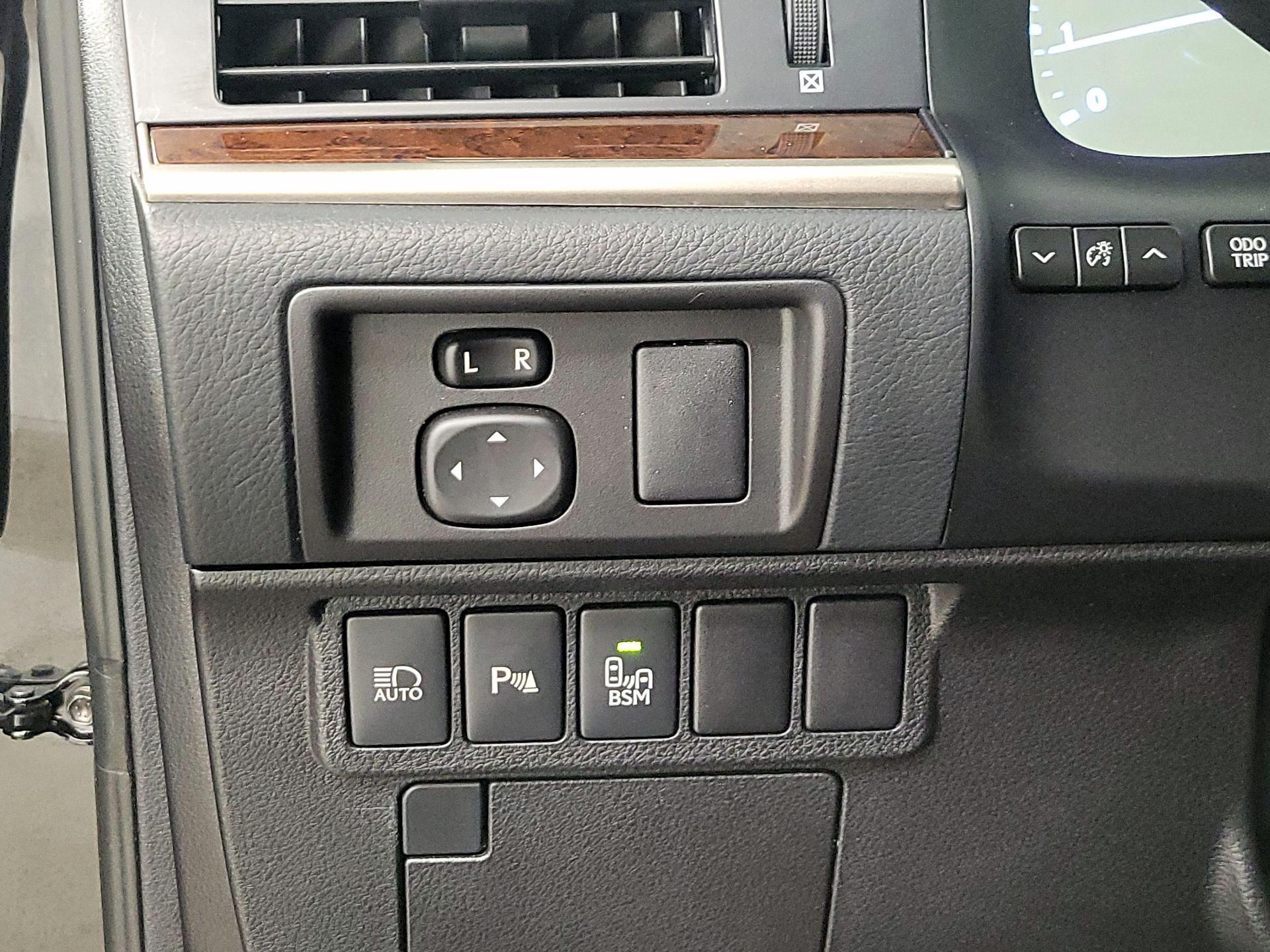 Thumbnail: 2017 Lexus ES - 13