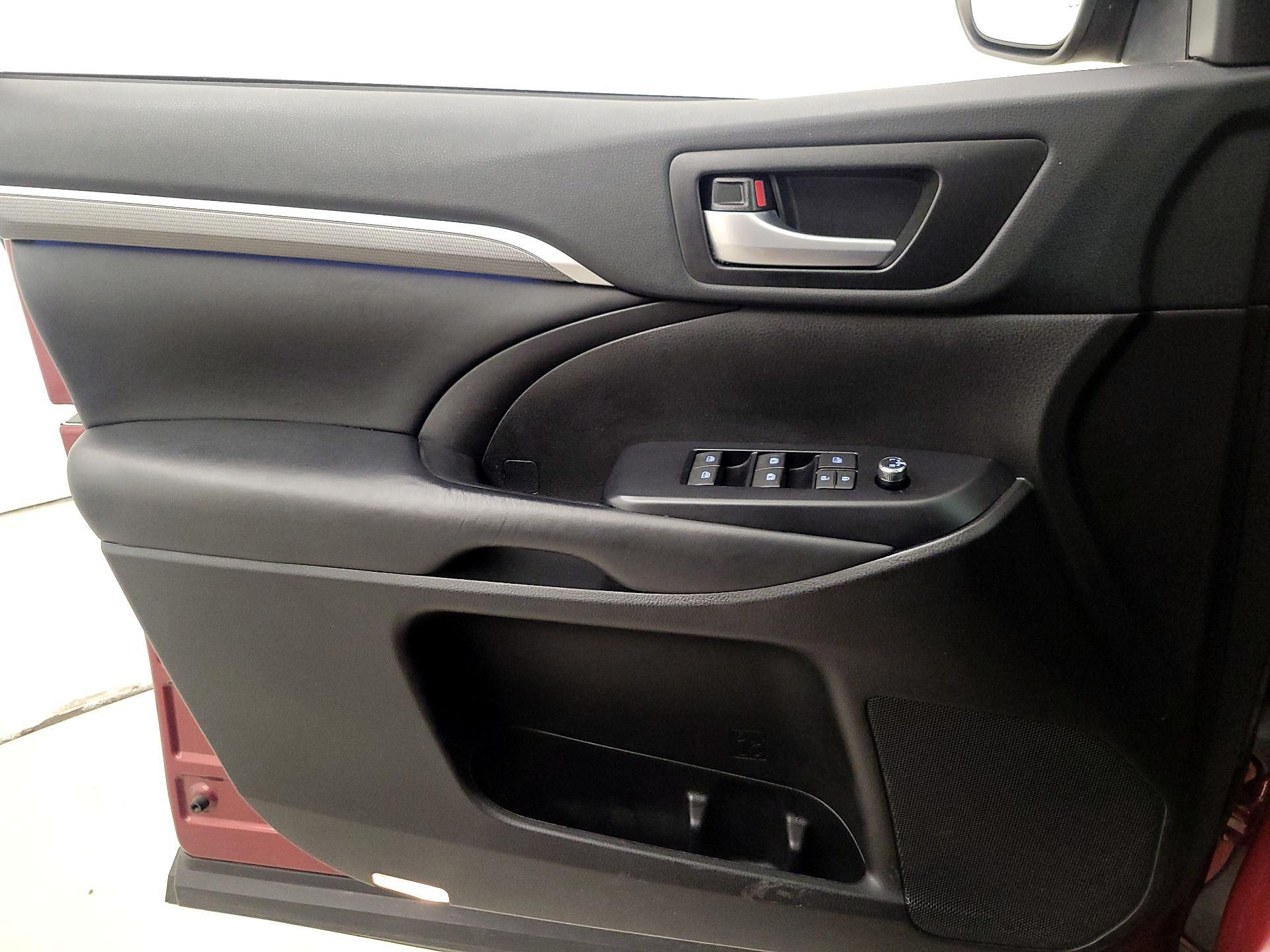 Thumbnail: 2019 Toyota Highlander - 12