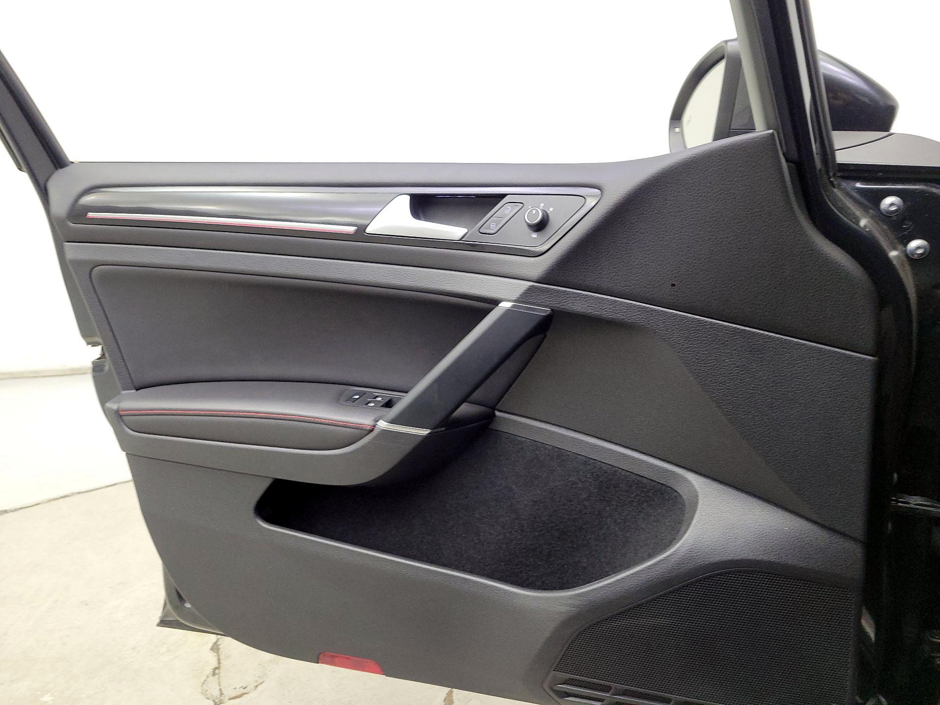 Thumbnail: 2017 Volkswagen Golf - 12