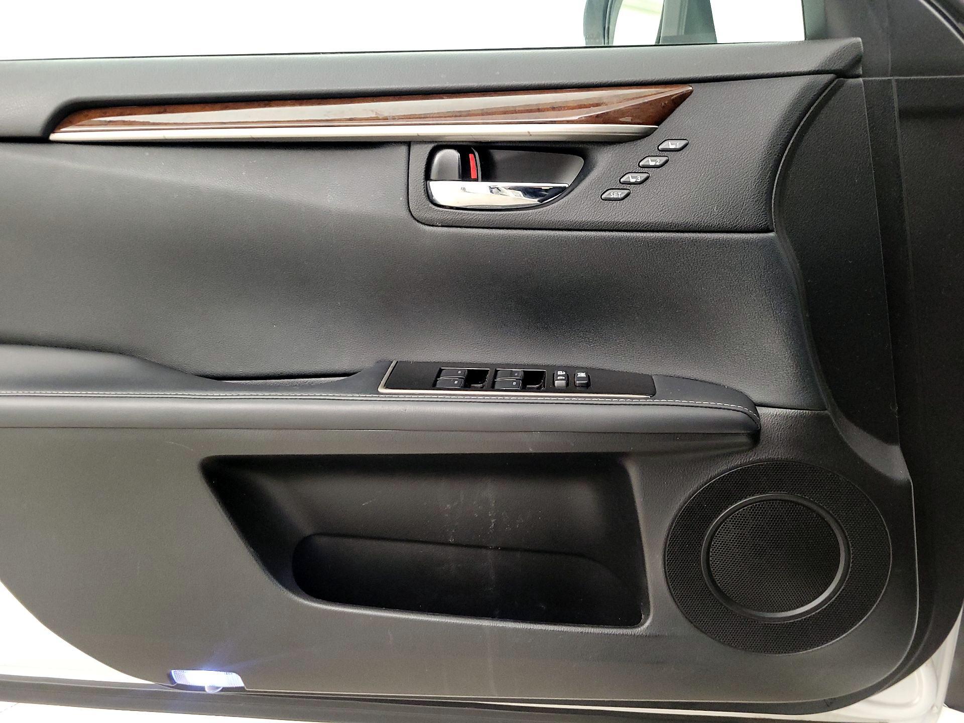 Thumbnail: 2018 Lexus ES - 12