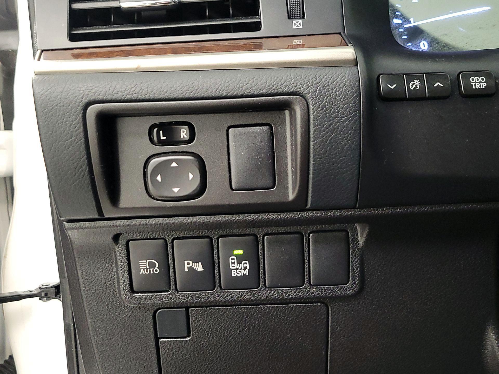 Thumbnail: 2018 Lexus ES - 13