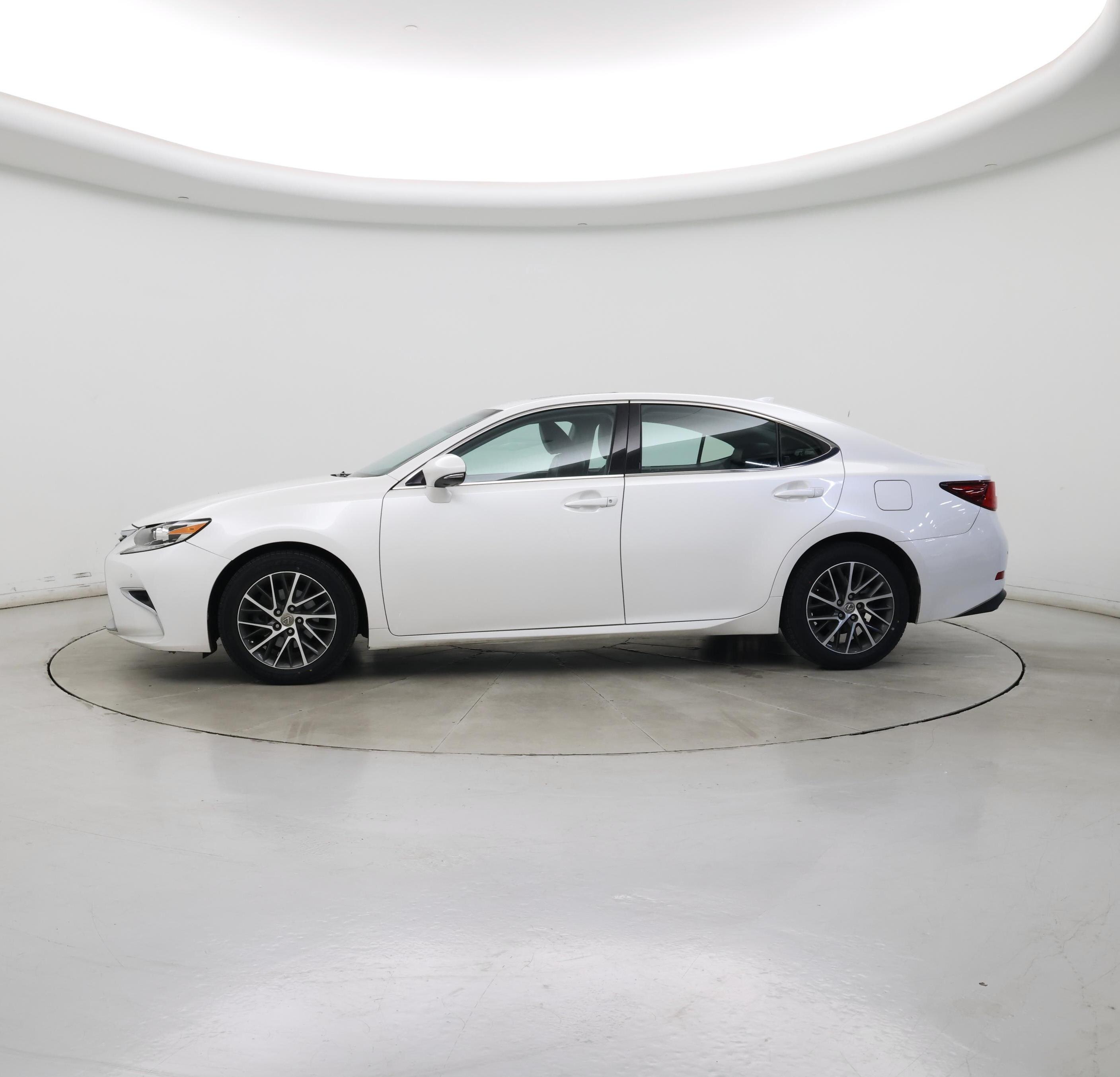 Thumbnail: 2018 Lexus ES - 3