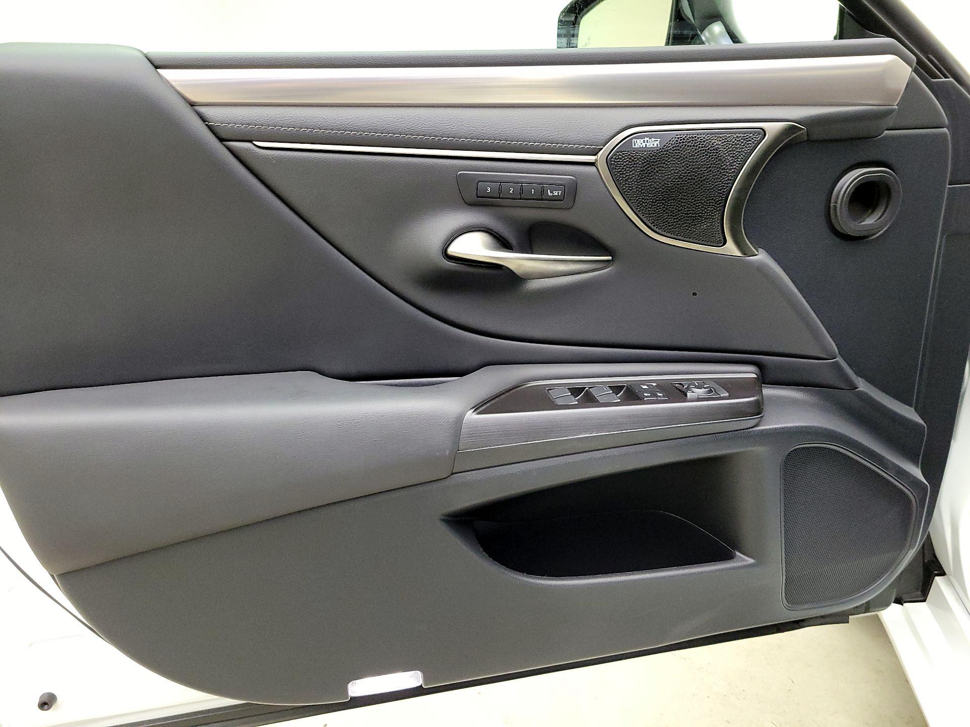 Thumbnail: 2019 Lexus ES - 12