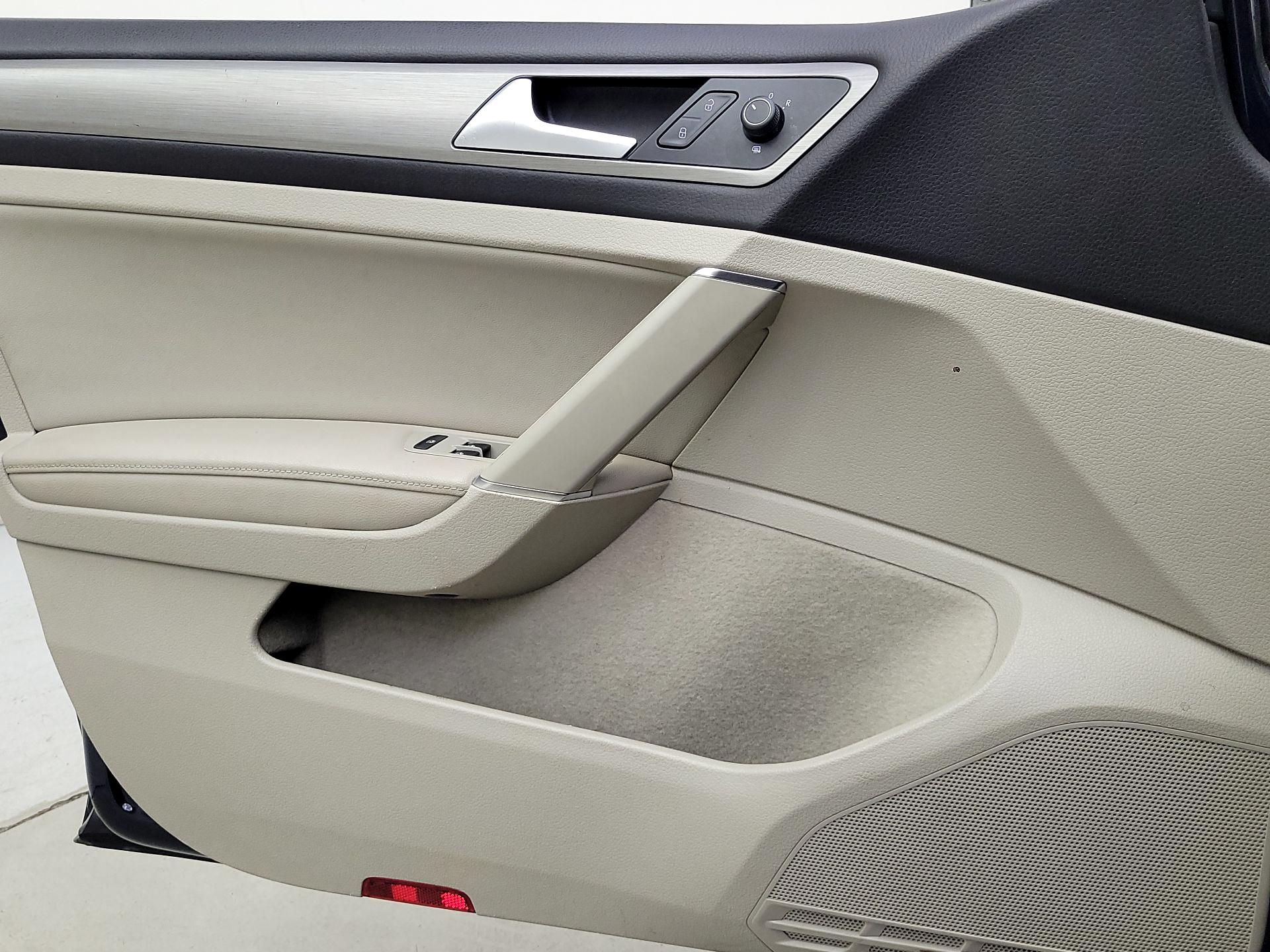 Thumbnail: 2017 Volkswagen Golf - 12