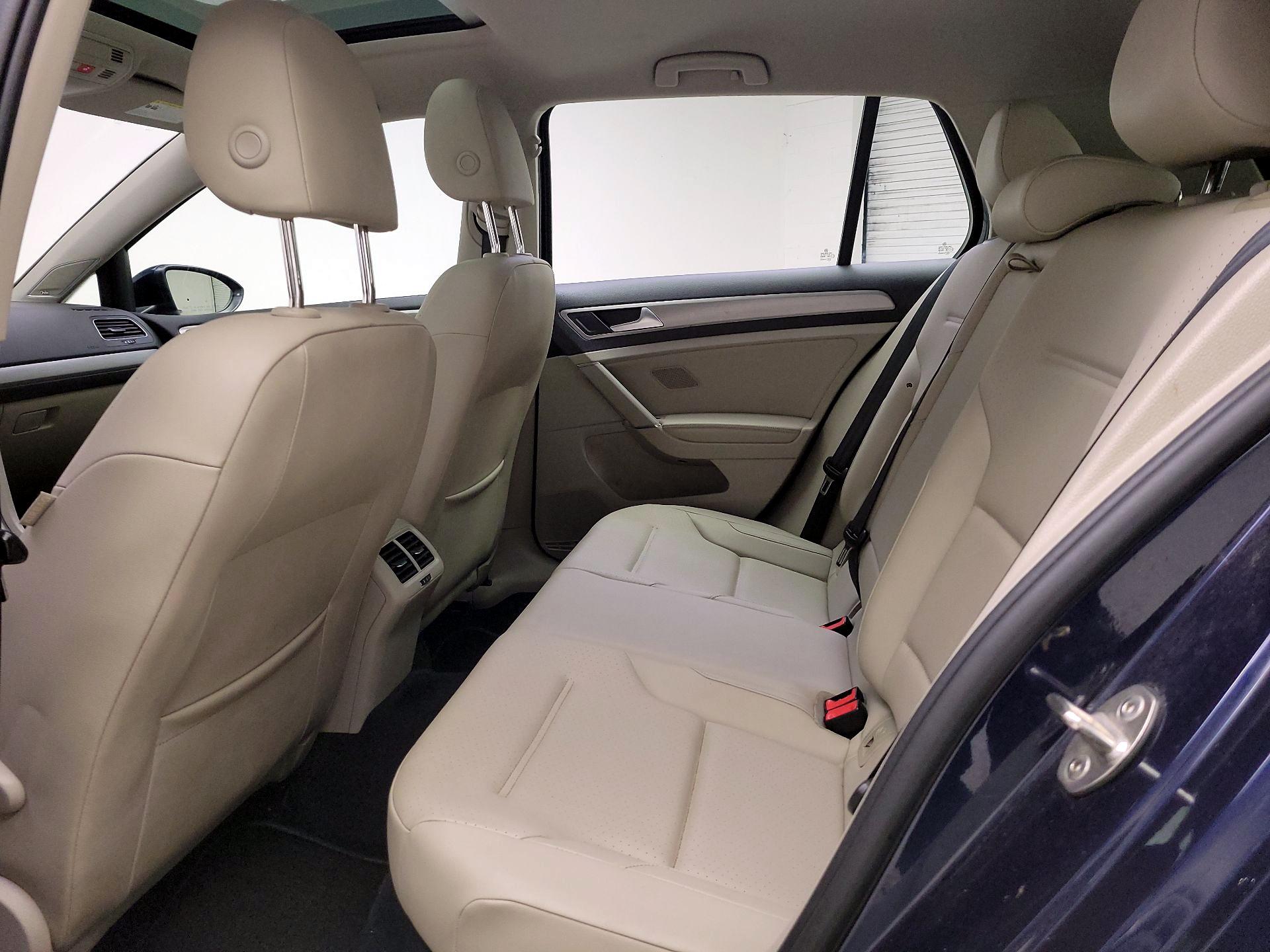 Thumbnail: 2017 Volkswagen Golf - 20