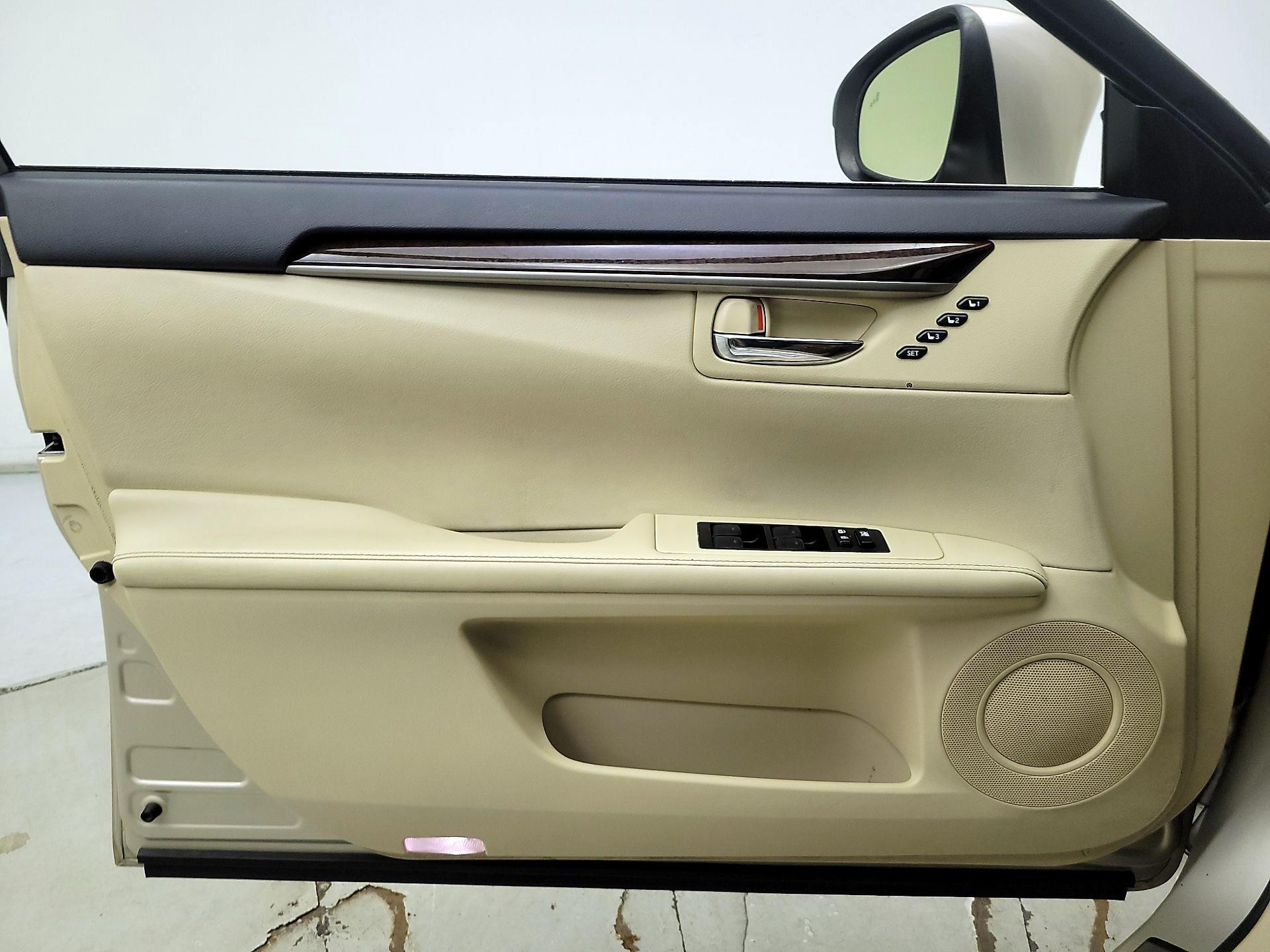 Thumbnail: 2015 Lexus ES - 12