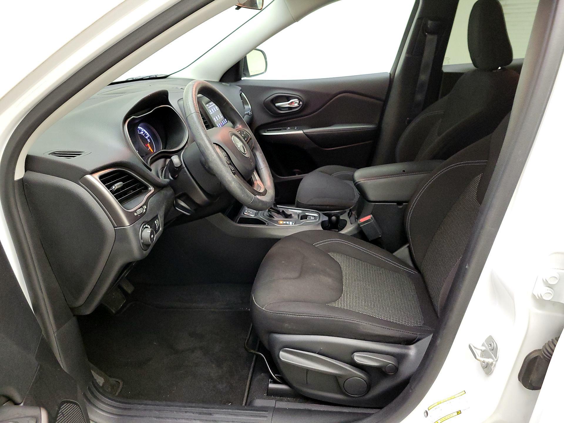 Thumbnail: 2019 Jeep Cherokee - 11