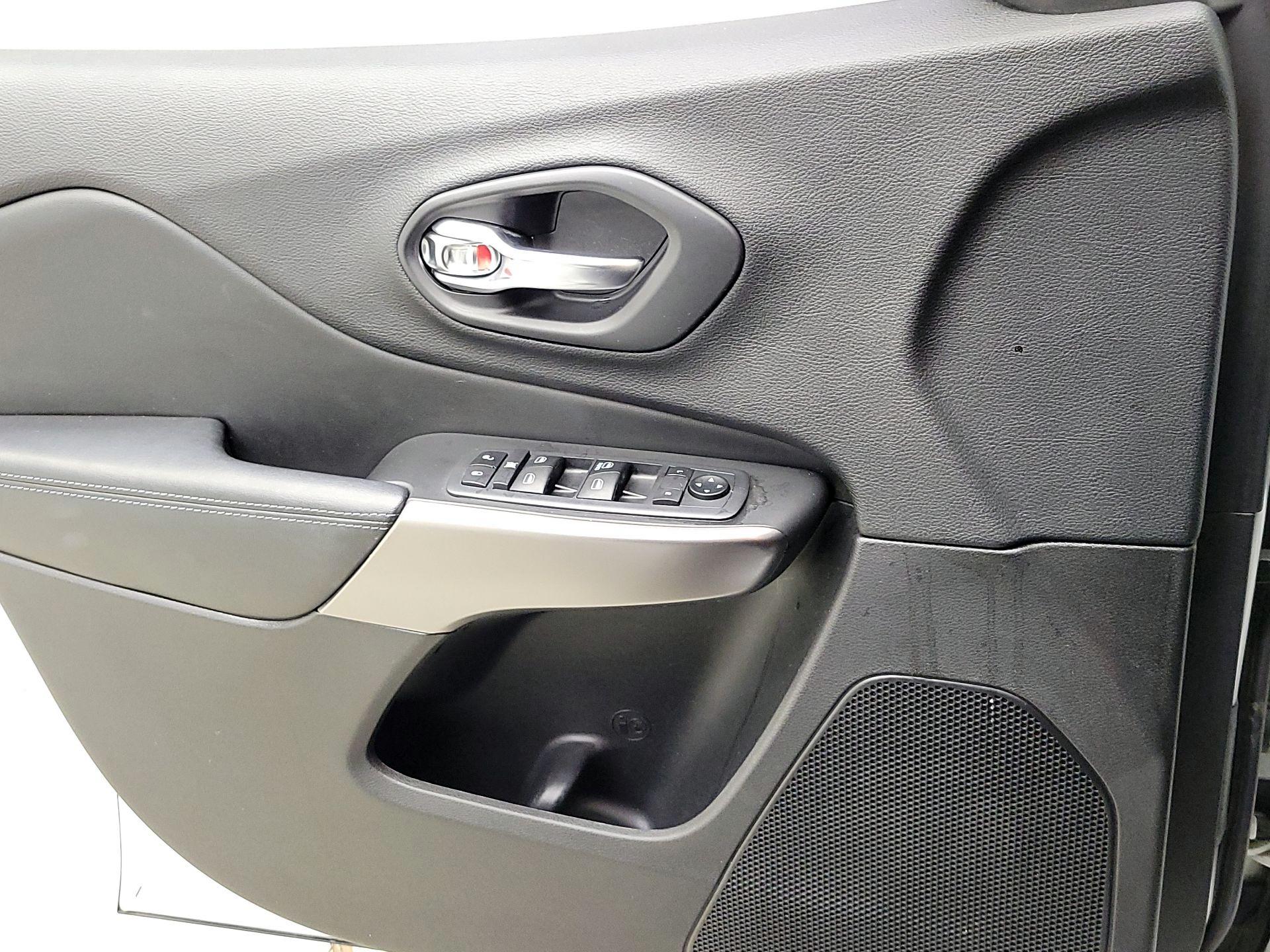 Thumbnail: 2019 Jeep Cherokee - 12