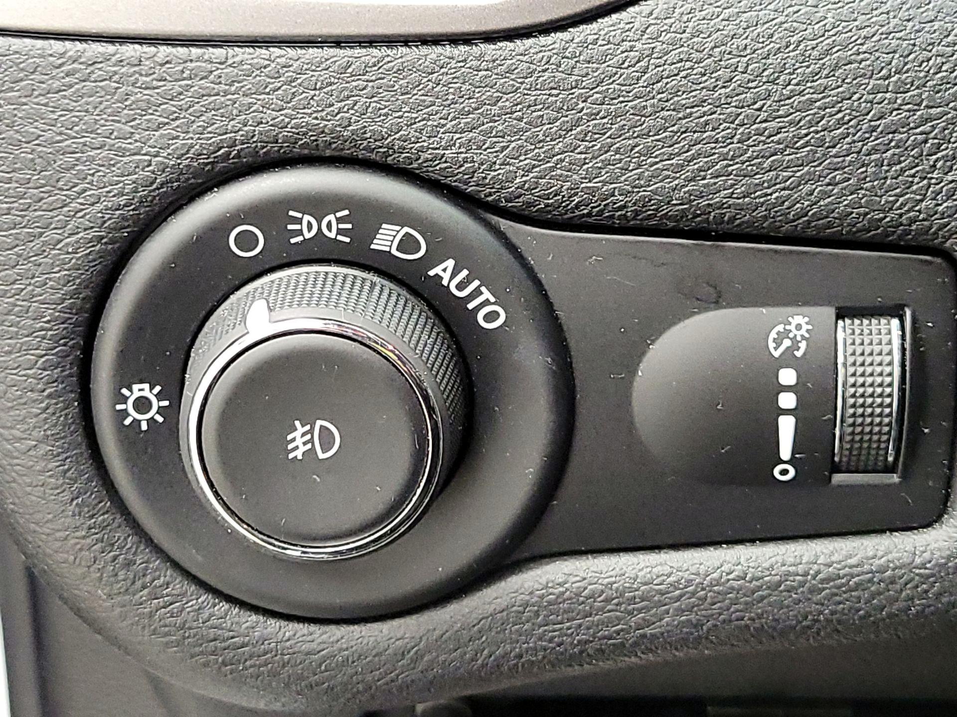 Thumbnail: 2019 Jeep Cherokee - 13