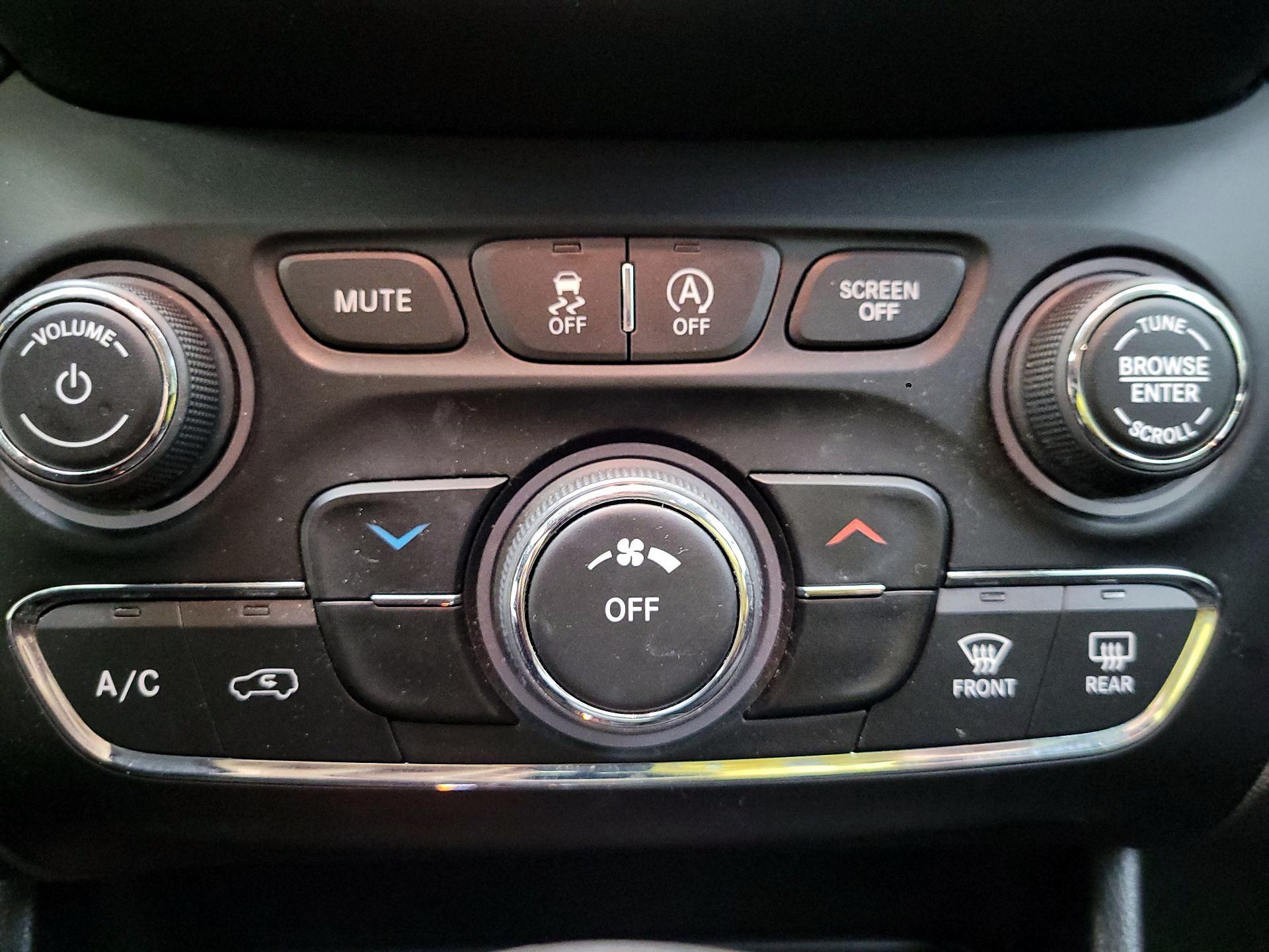 Thumbnail: 2019 Jeep Cherokee - 16