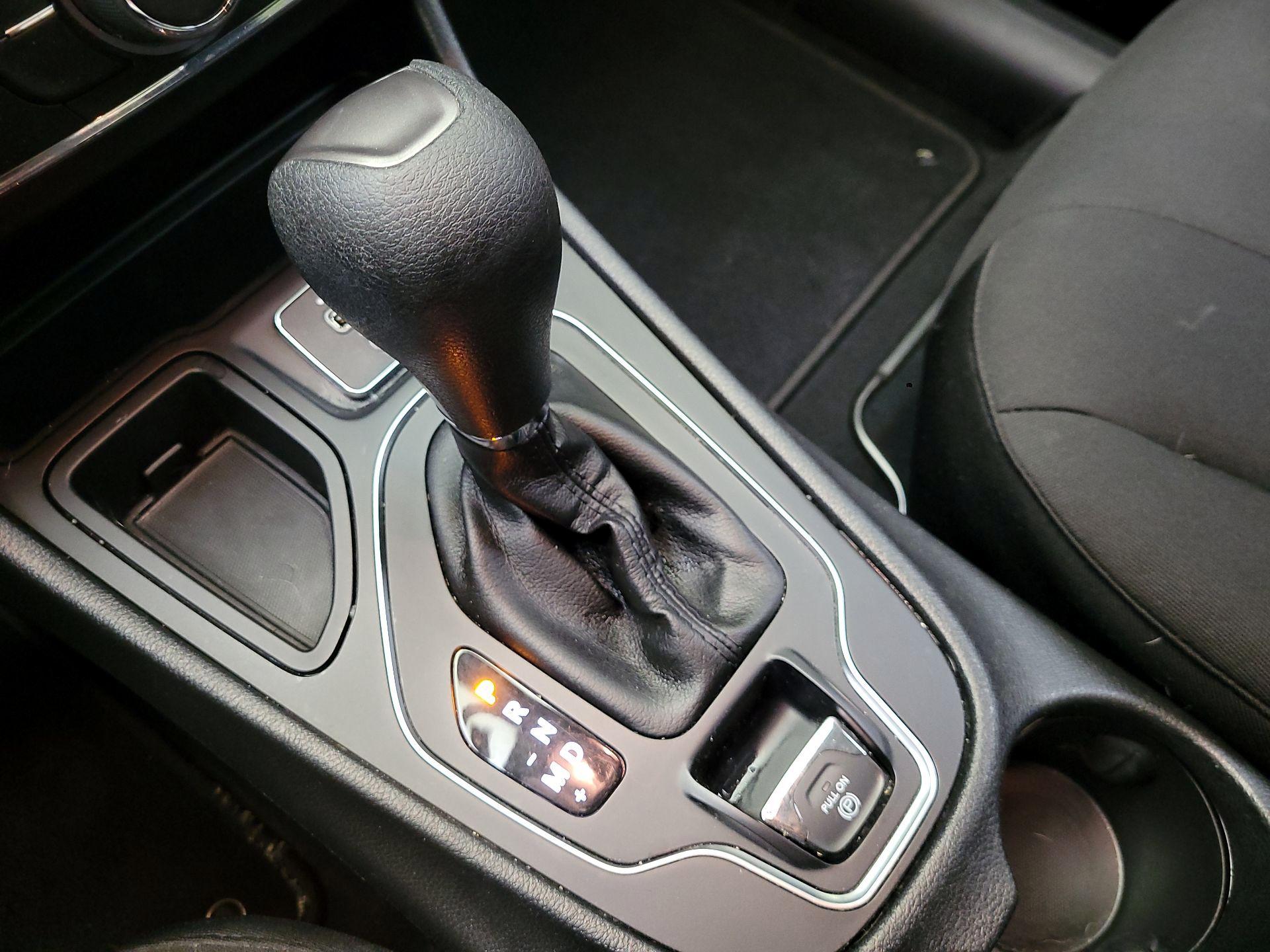 Thumbnail: 2019 Jeep Cherokee - 17