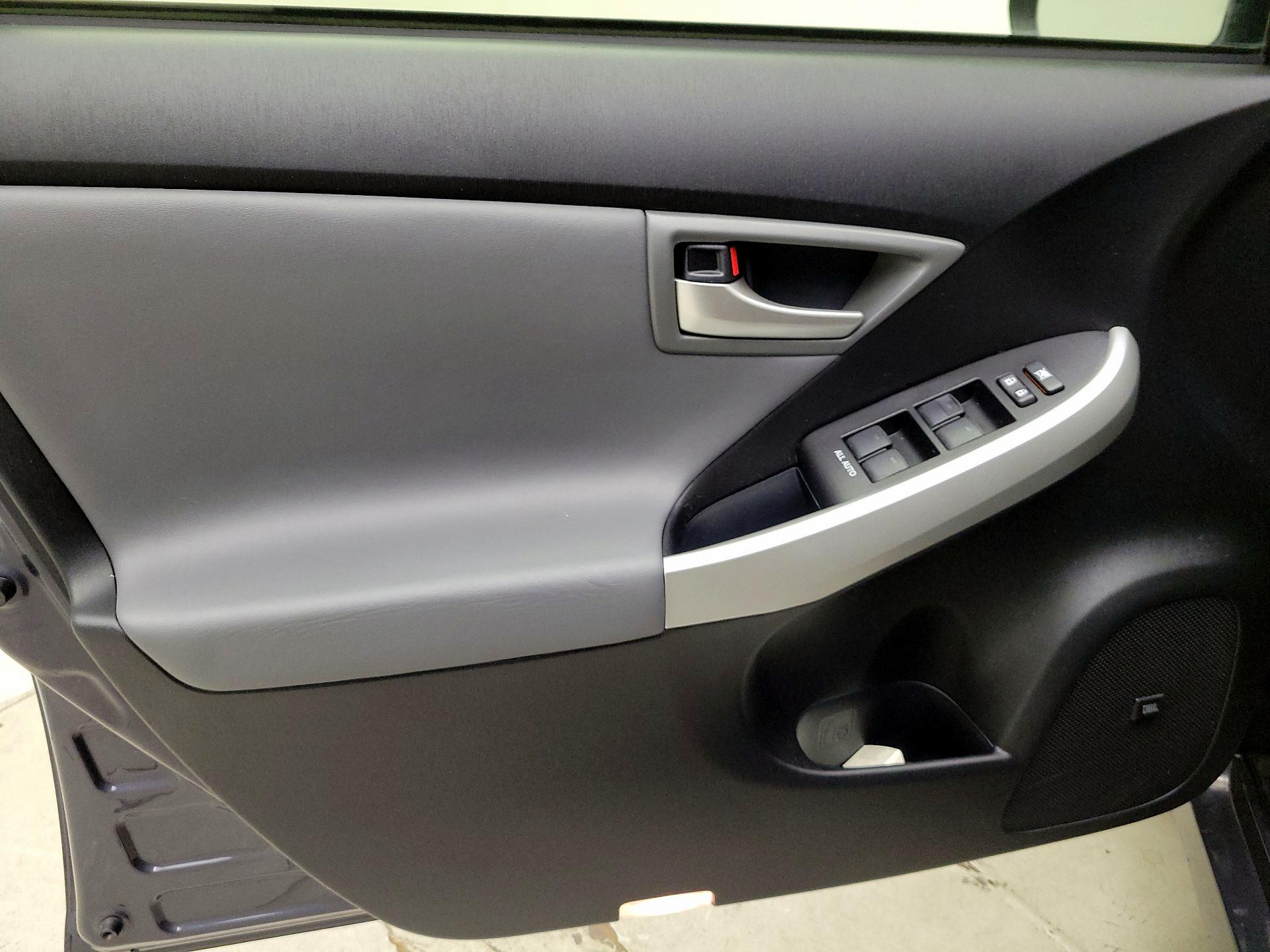 Thumbnail: 2015 Toyota Prius - 12