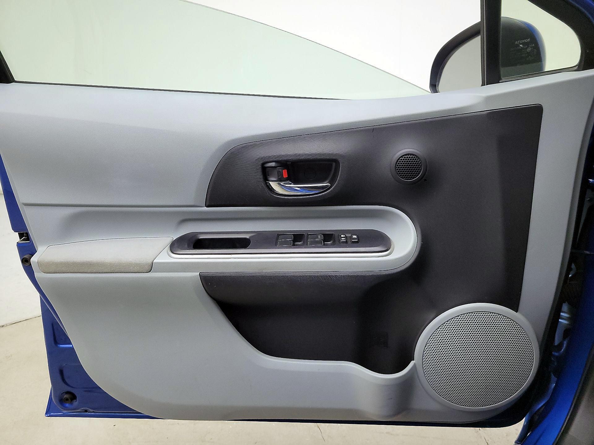 Thumbnail: 2014 Toyota Prius c - 12