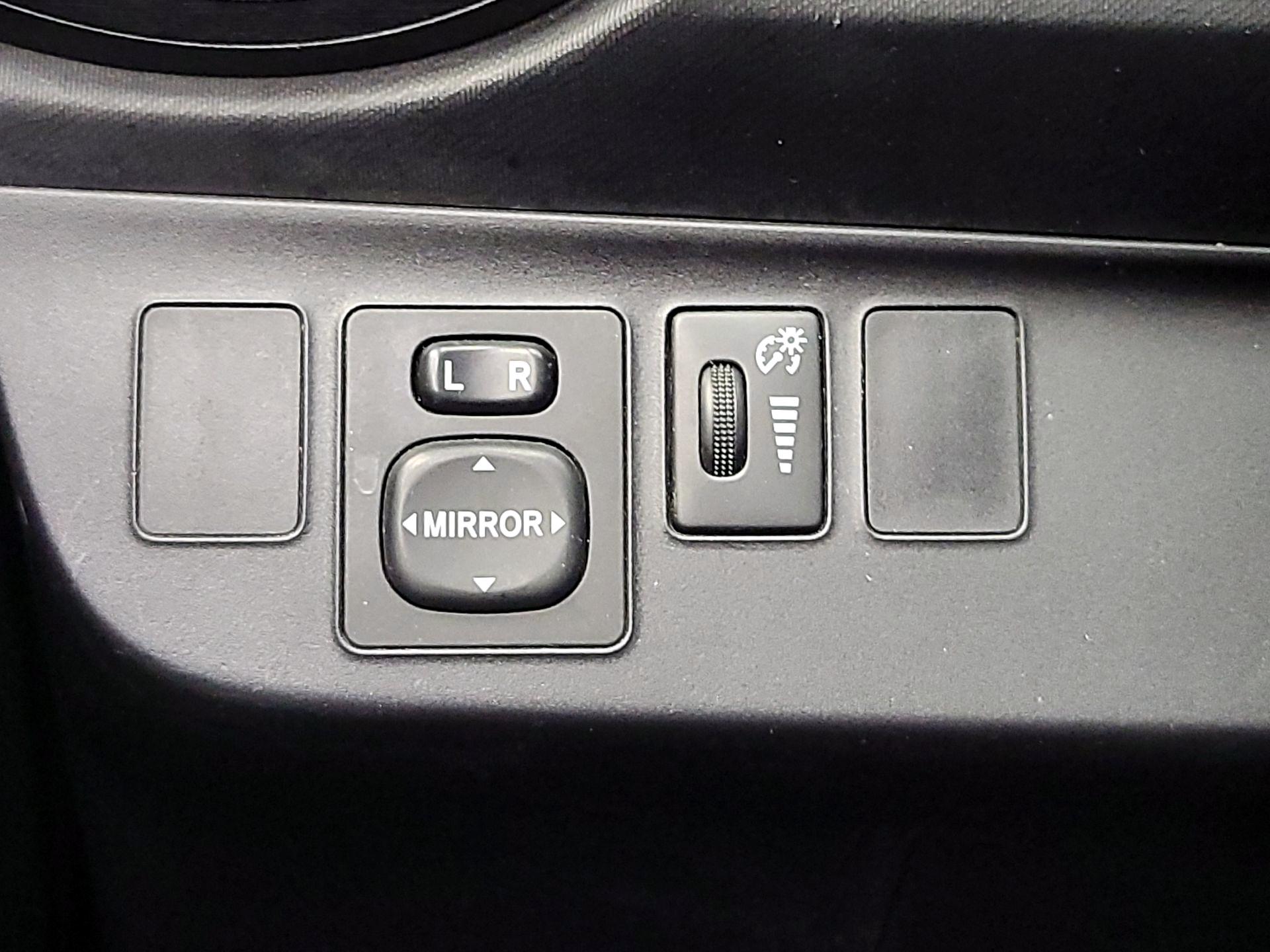 Thumbnail: 2014 Toyota Prius c - 13