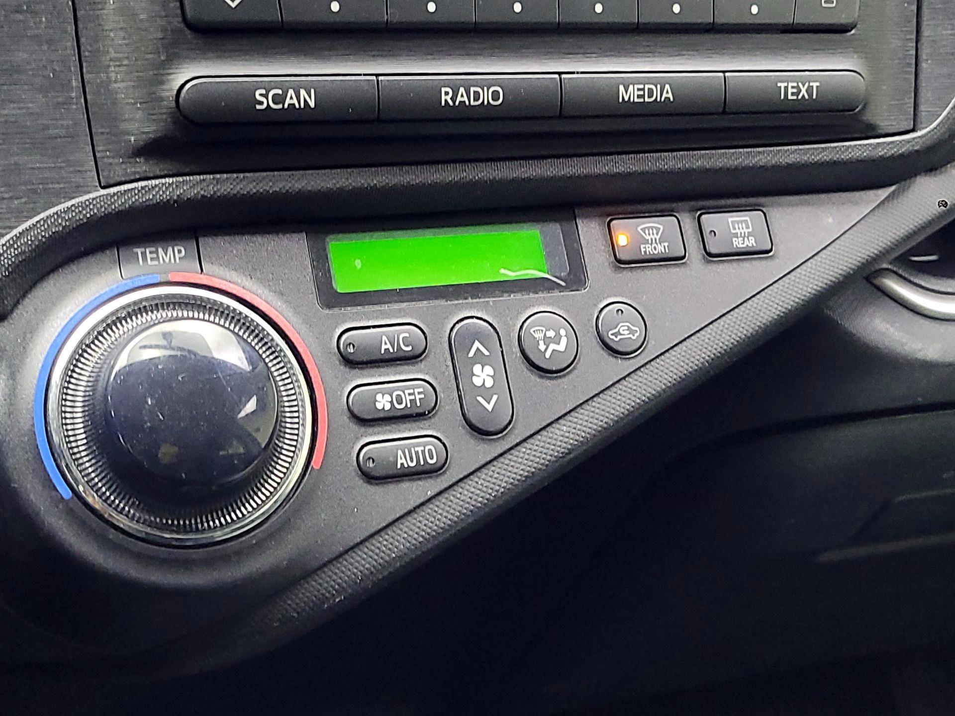 Thumbnail: 2014 Toyota Prius c - 15