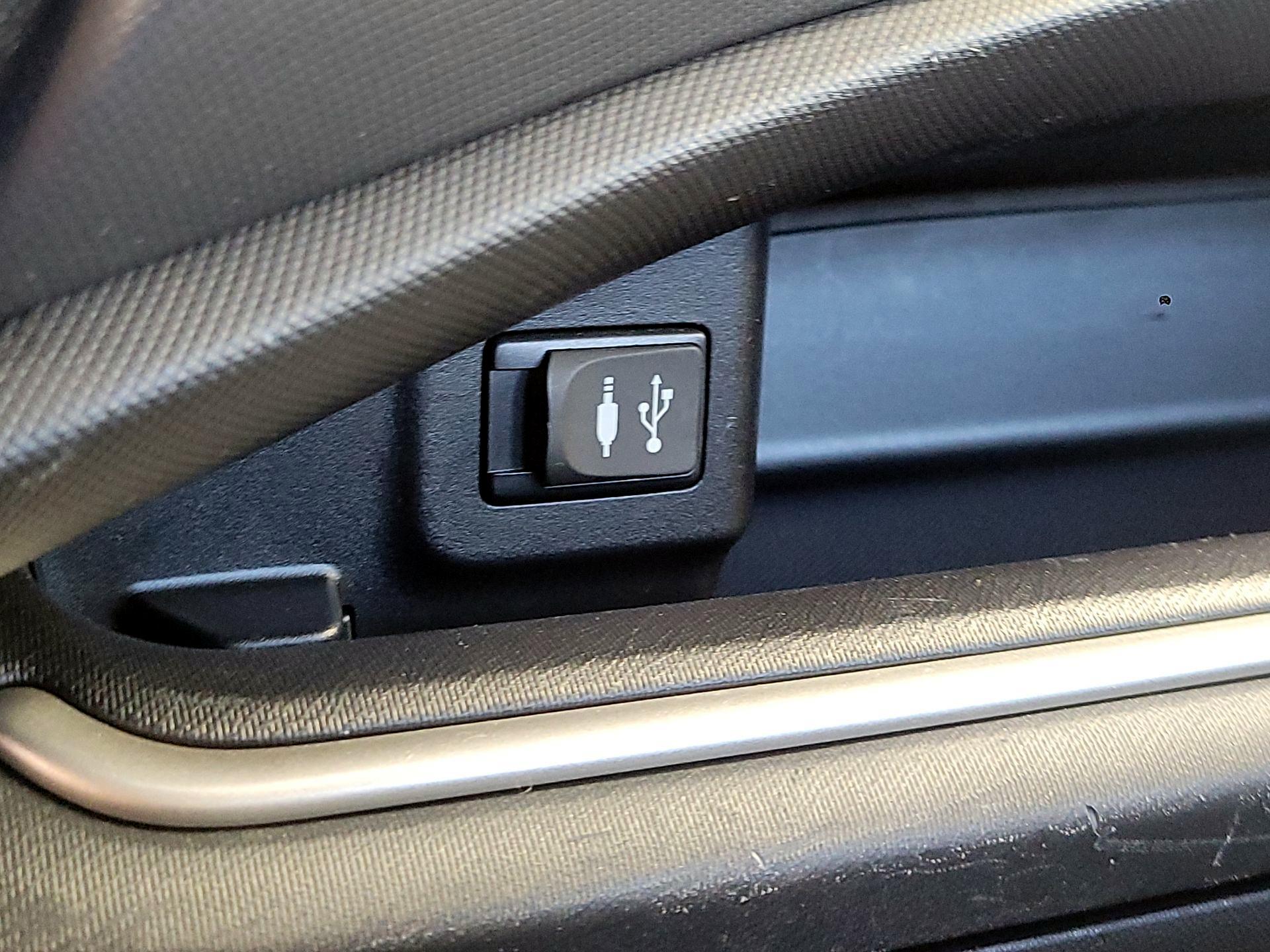 Thumbnail: 2014 Toyota Prius c - 17