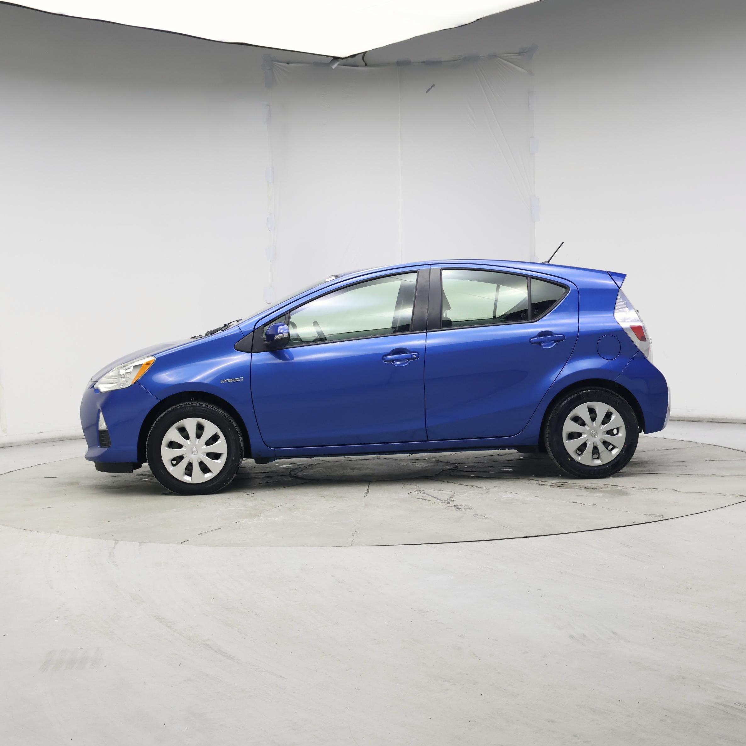 Thumbnail: 2014 Toyota Prius c - 3