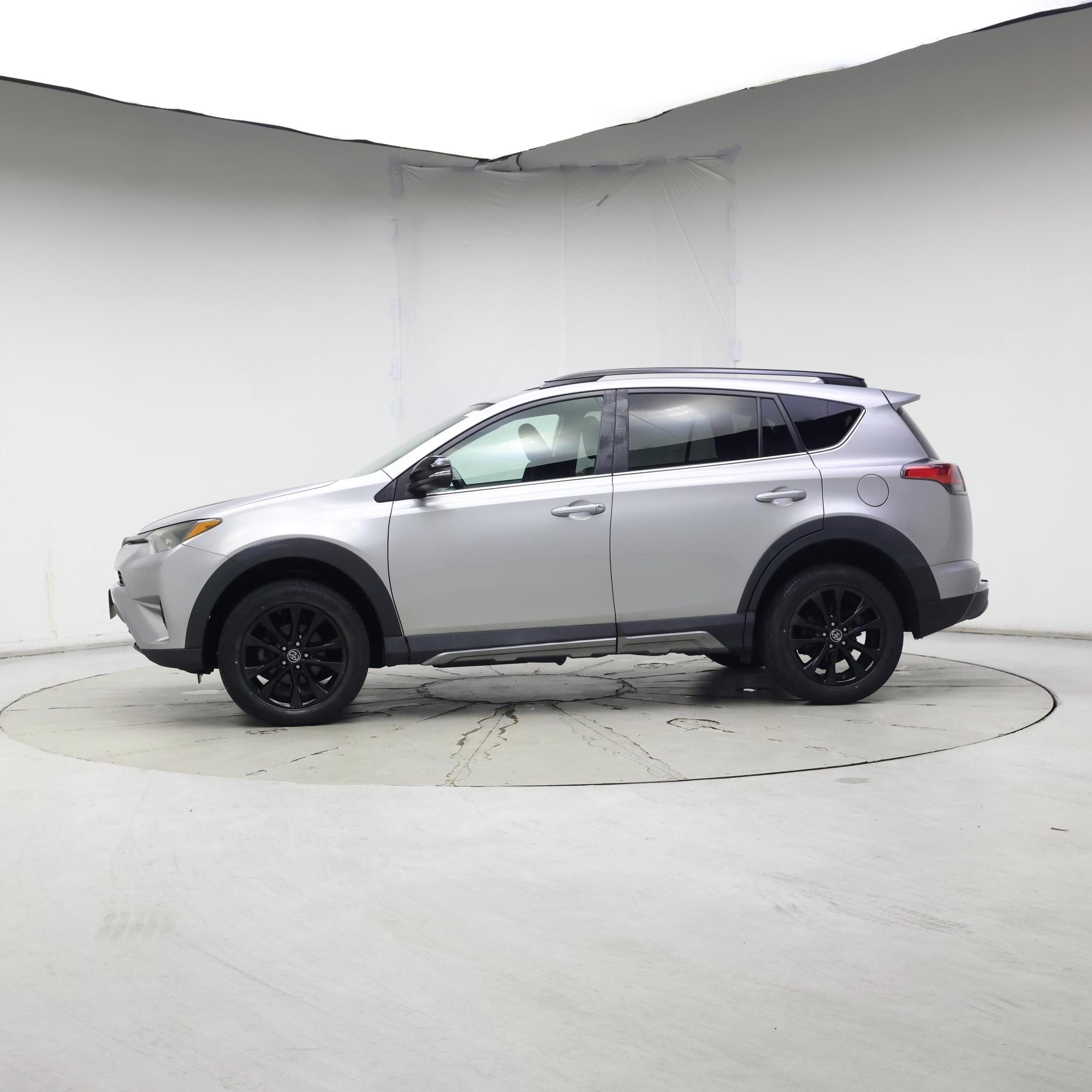 Thumbnail: 2018 Toyota RAV4 - 3