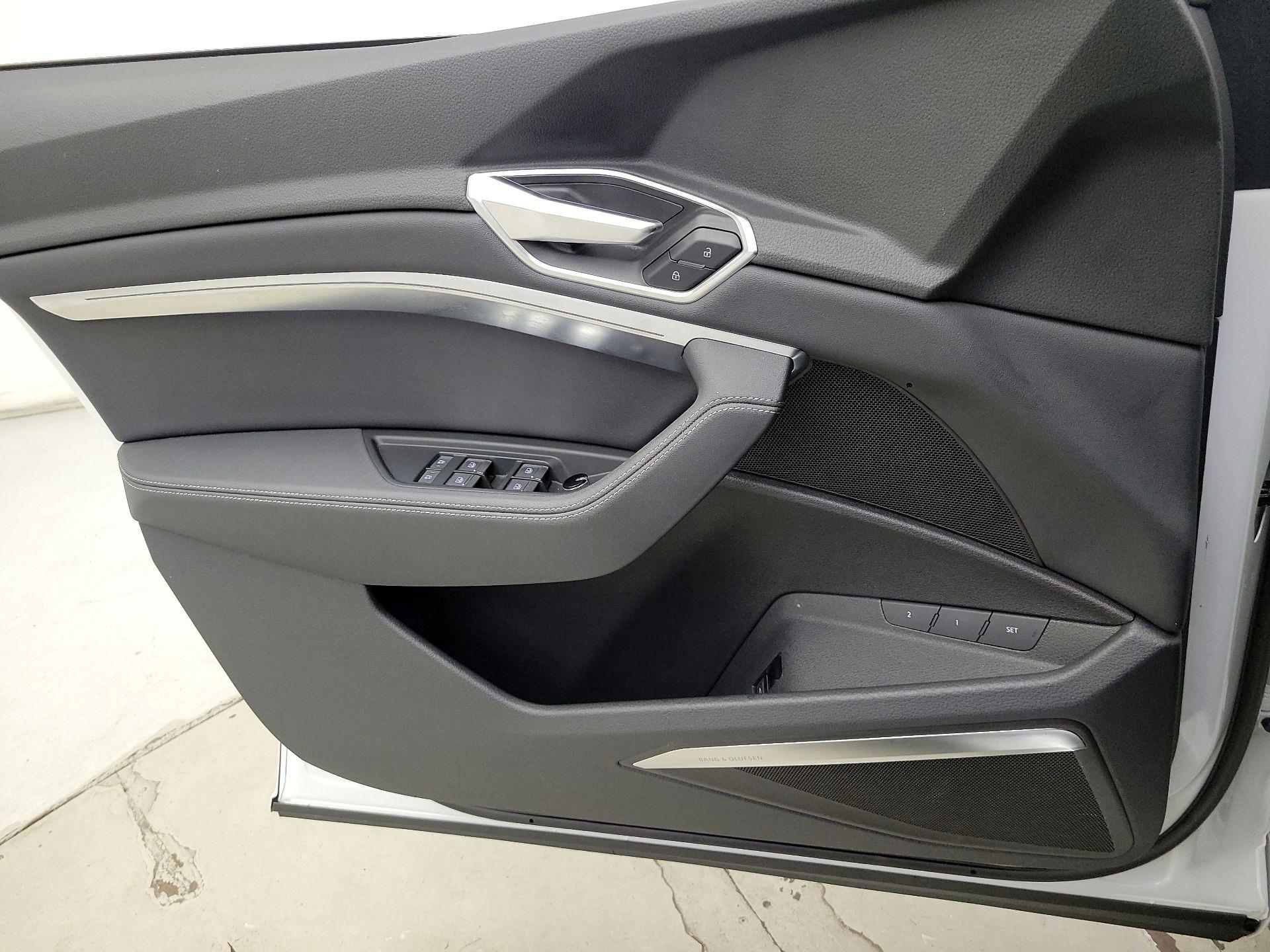 Thumbnail: 2021 Audi e-tron S - 12