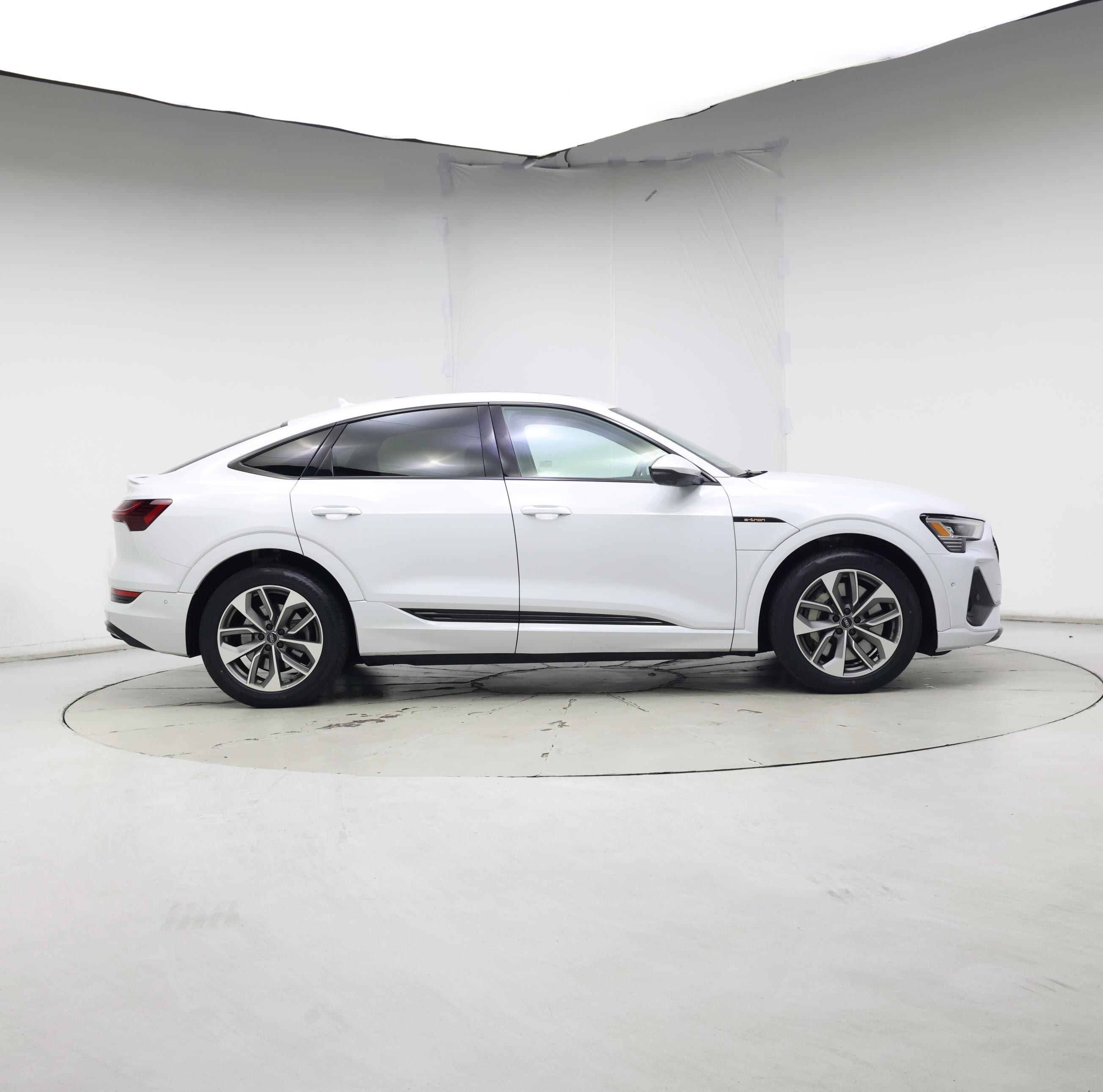 Thumbnail: 2021 Audi e-tron S - 7