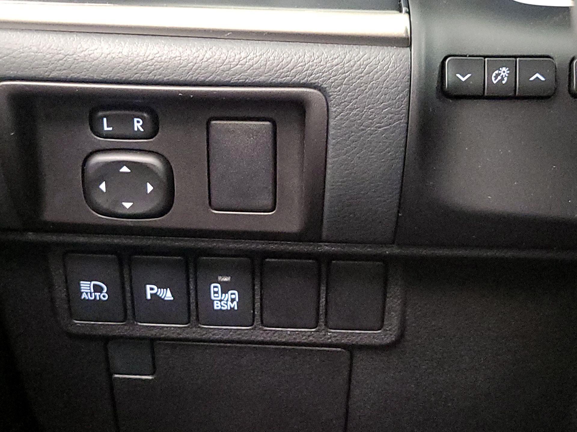 Thumbnail: 2016 Lexus ES - 13